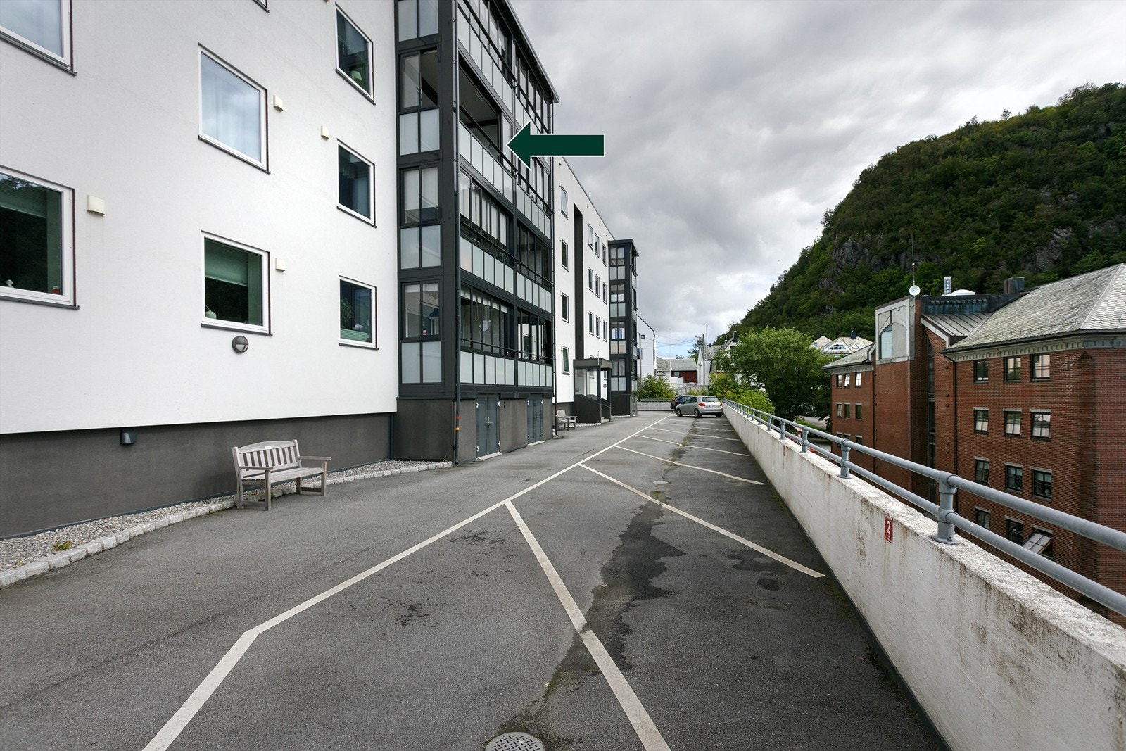 Fasade og parkeringsarealer mot syd Galleribilde