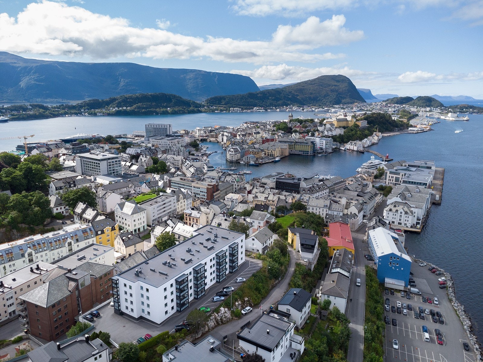 Dronebilde over eiendommen og nærområdet tatt fra nordøst mot bysentrum Galleribilde