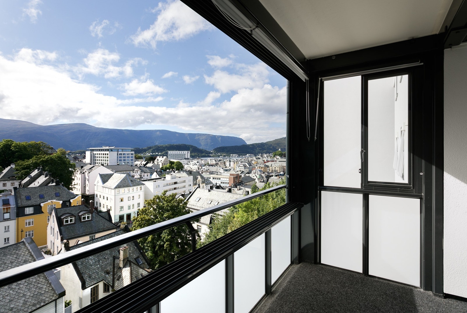 Innglasset balkong med flott utsikt over bysentrum Galleribilde