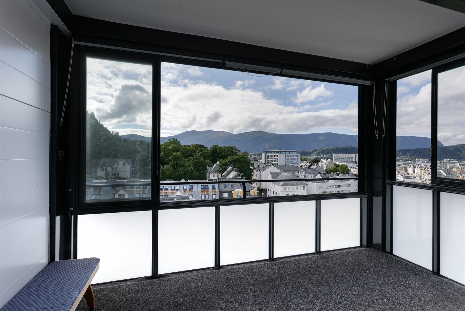 Flott innglasset balkong med tilkomst fra stue. Flott utsikt over bysentrum Galleribilde