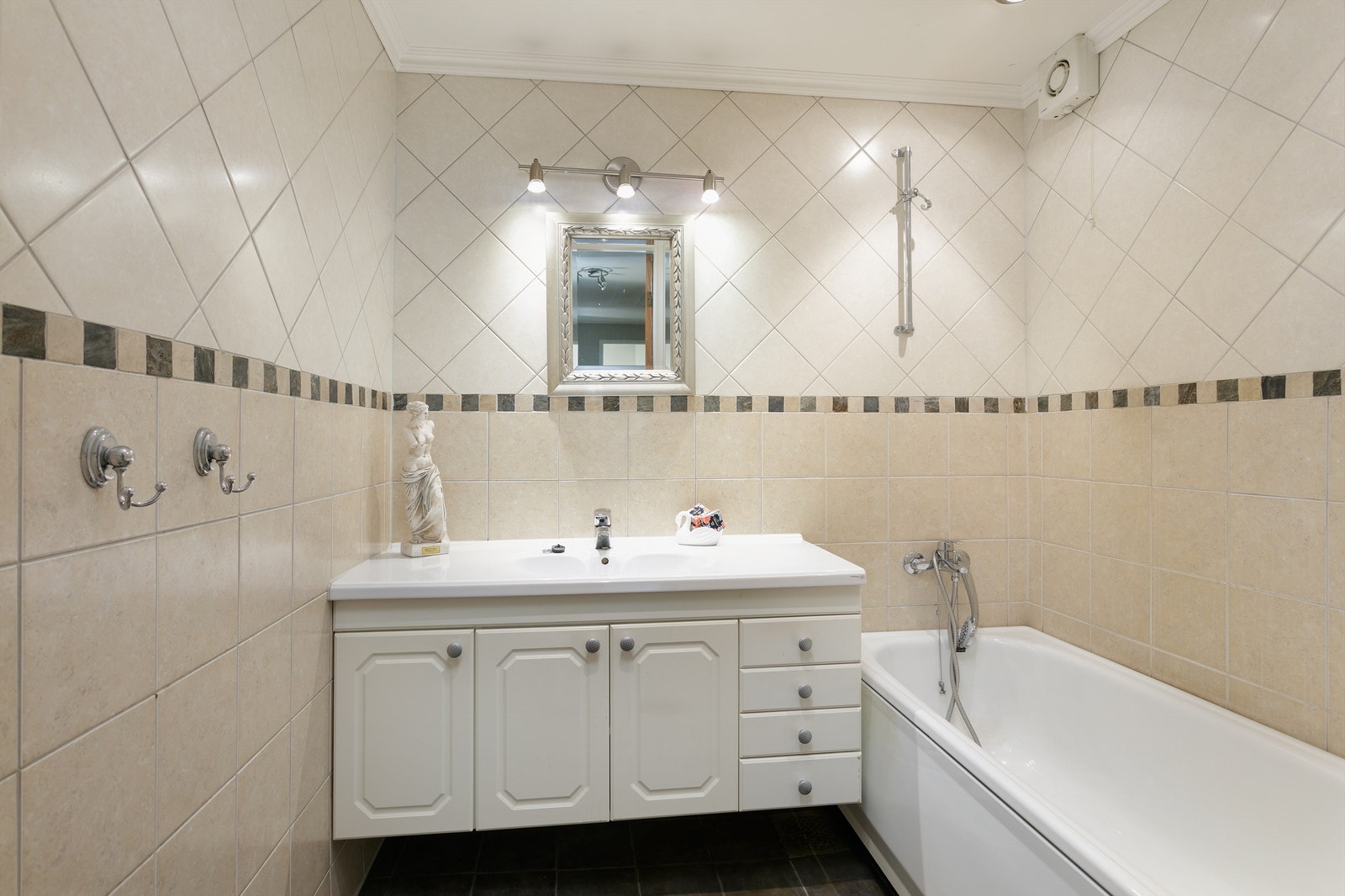 Flislagt bad Galleribilde