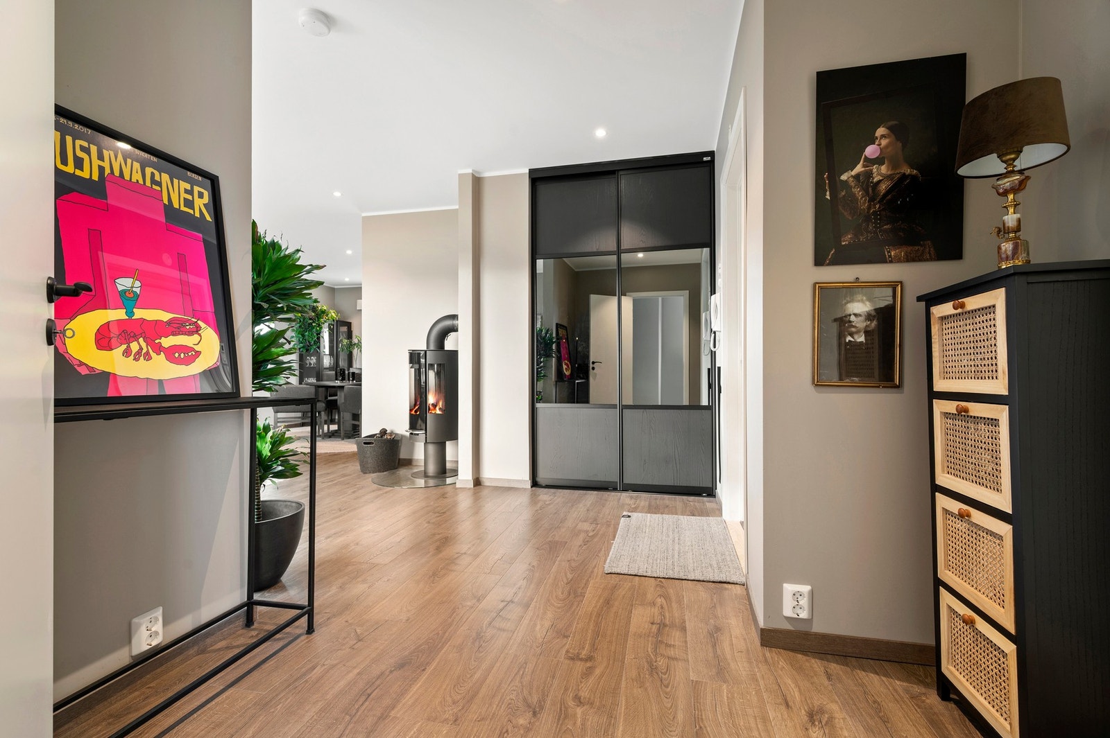 I gangen er det innebygd skyvedørsgarderobe Galleribilde