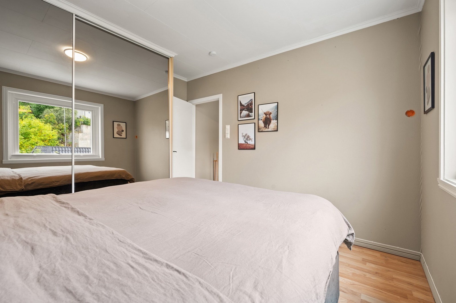 Utstyrt med innebygd skyvedørskarderobe med speildører Galleribilde