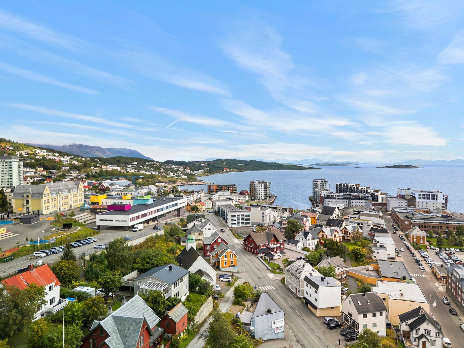 Boligen har meget sentral beliggenhet med gangavstand til universitet, dagligvare, restauranter, kjøpesenter, treningssenter og masse mer Galleribilde