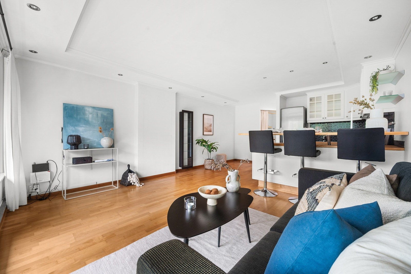Stuen har god utforming med naturlig plass til en spisegruppe, sofa og TV med tilhørende møblement. Galleribilde
