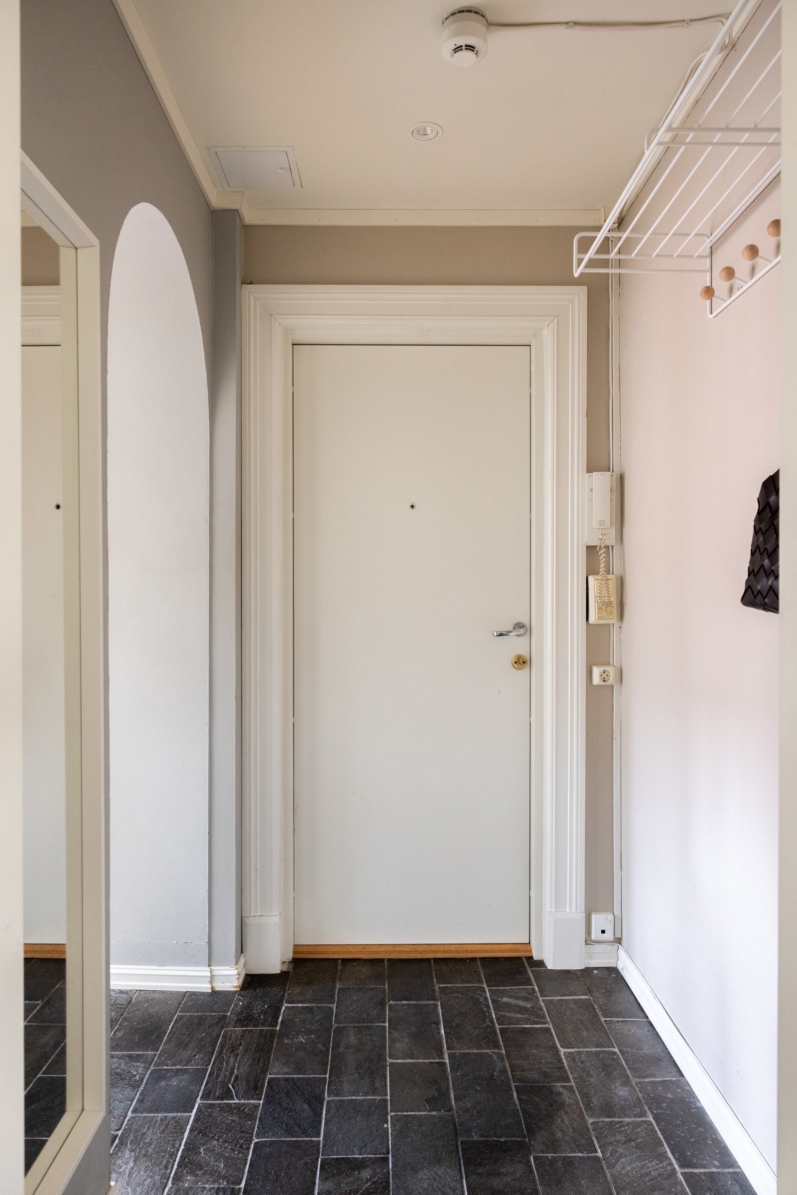 Innbydende entré som sørger for et godt førsteintrykk av boligen. Galleribilde