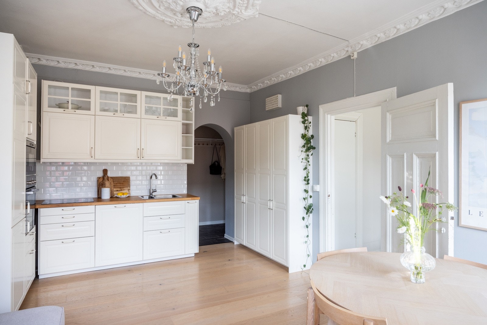 Benkeplaten i finert utførelse tilfører en varm kontrast. Løsningen er både funksjonell og moderne, med integrerte hvitevarer som kjøl/frys, stekeovn, platetopp, oppvaskmaskin og ventilator. Galleribilde