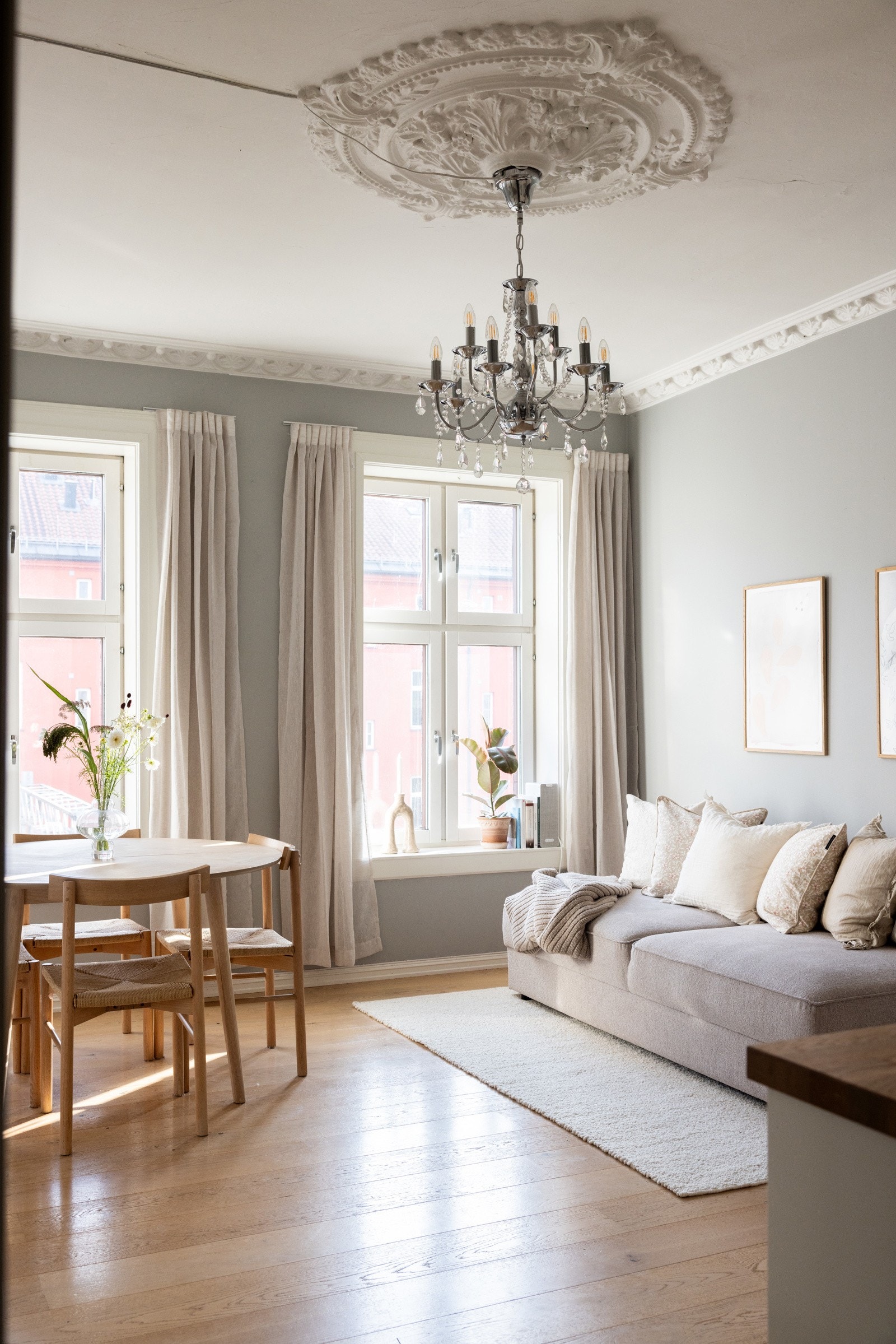 Her er det god plass til både sofa og spisebord. Galleribilde