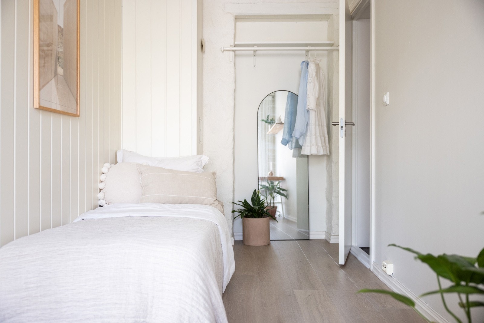 Det andre soverommet oppleves luftig og åpent, her er det også god plass til seng, skrivebord eller oppbevaringsløsninger, noe som gir rommet fleksible bruksområder. Galleribilde