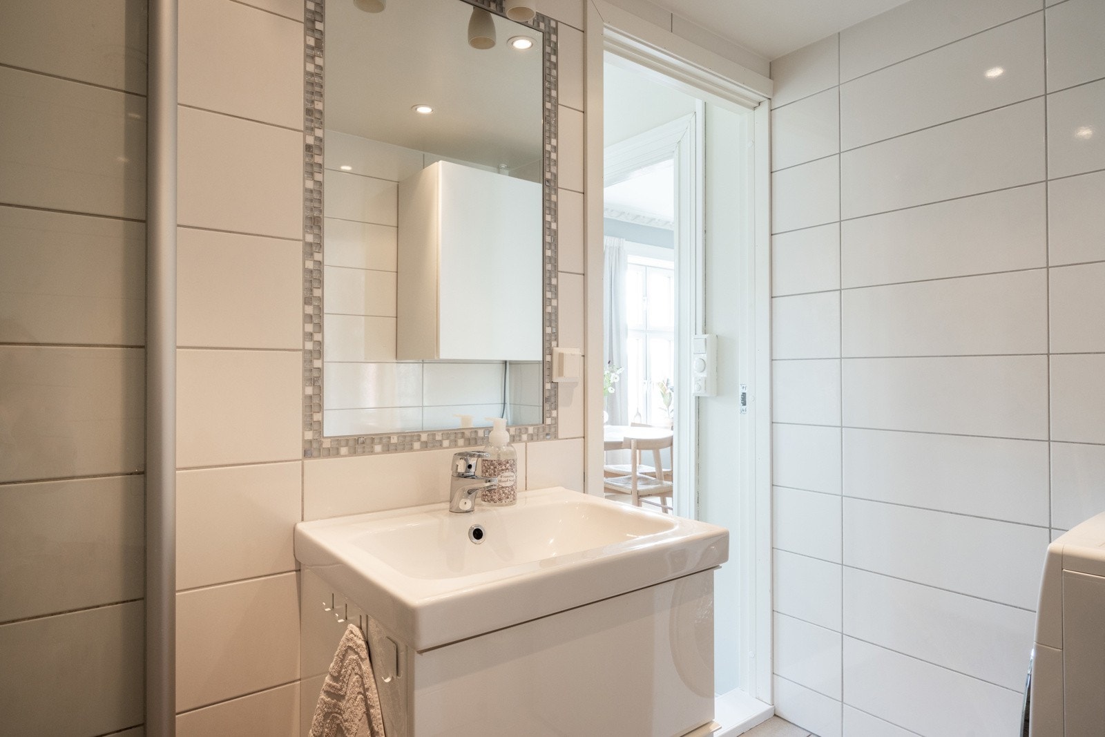 Rommet er utstyrt med veggmontert toalett, servant med innredning og et dusjhjørne med glassvegger. Det er opplegg for vaskemaskin, ventilasjon via felles anlegg og luftespalte under dør. Galleribilde