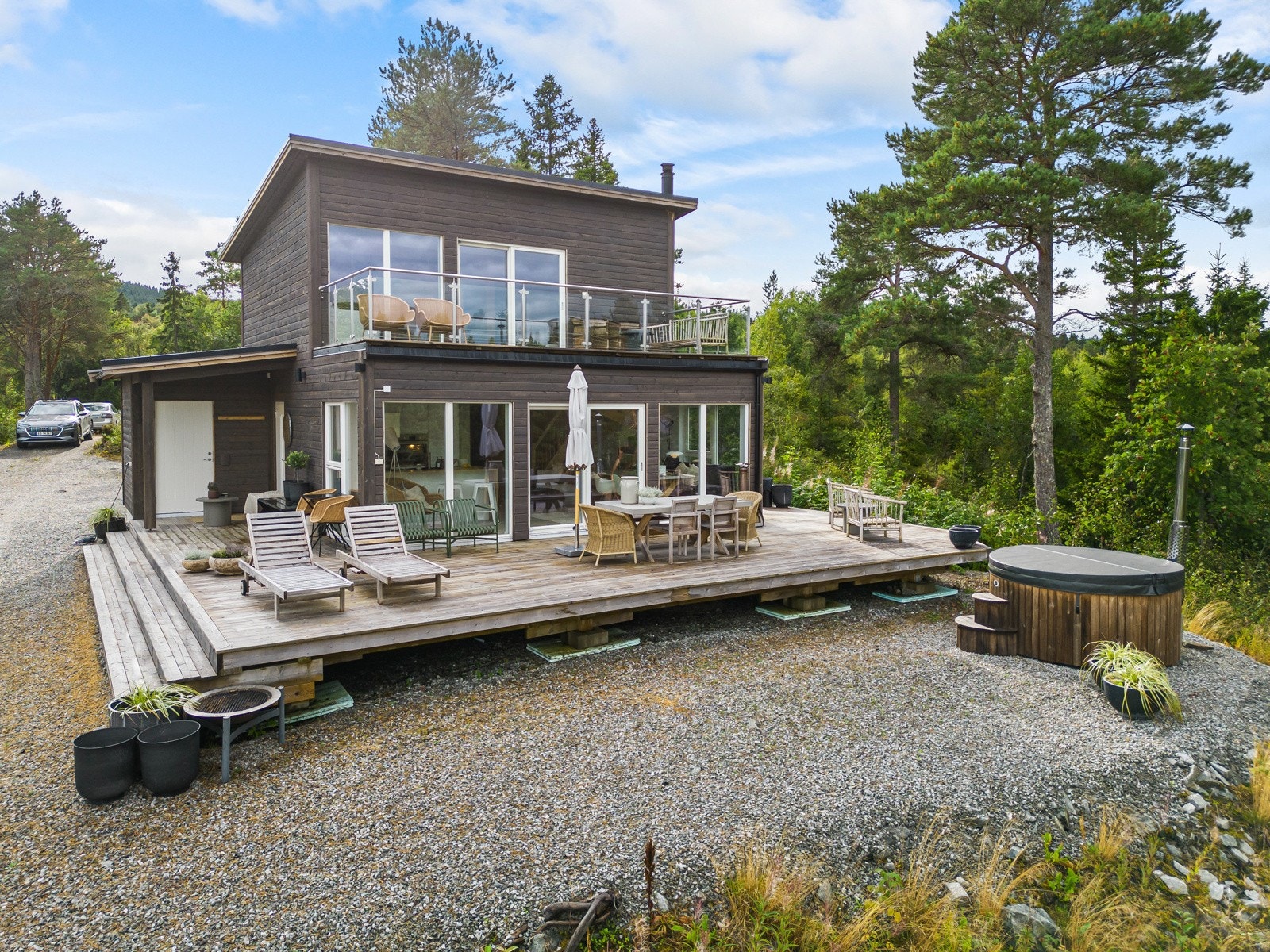 Bilveg og parkering ved hytta Galleribilde