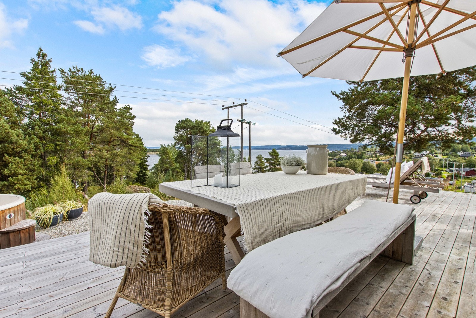 Fin utsikt fra spiseplss på terrassen. Hytta rommer også 2 stuer. Galleribilde