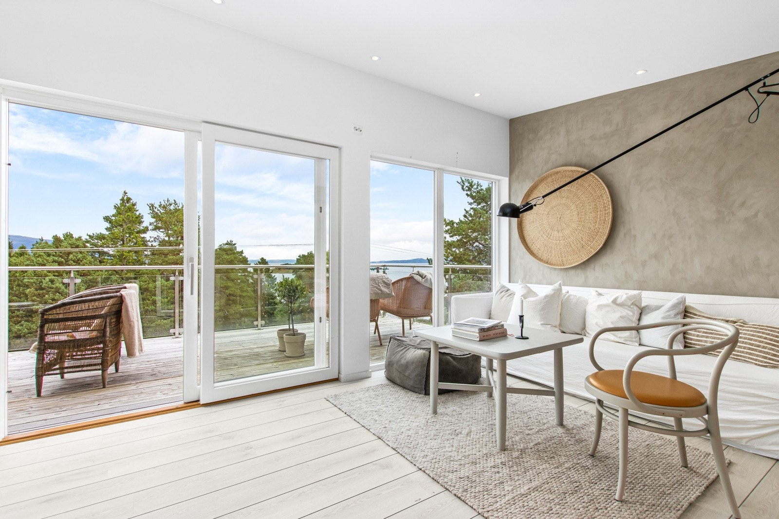 Lekker loftstue med utgang til terrasse med fantastiske sol- og utsiktsforhold Galleribilde