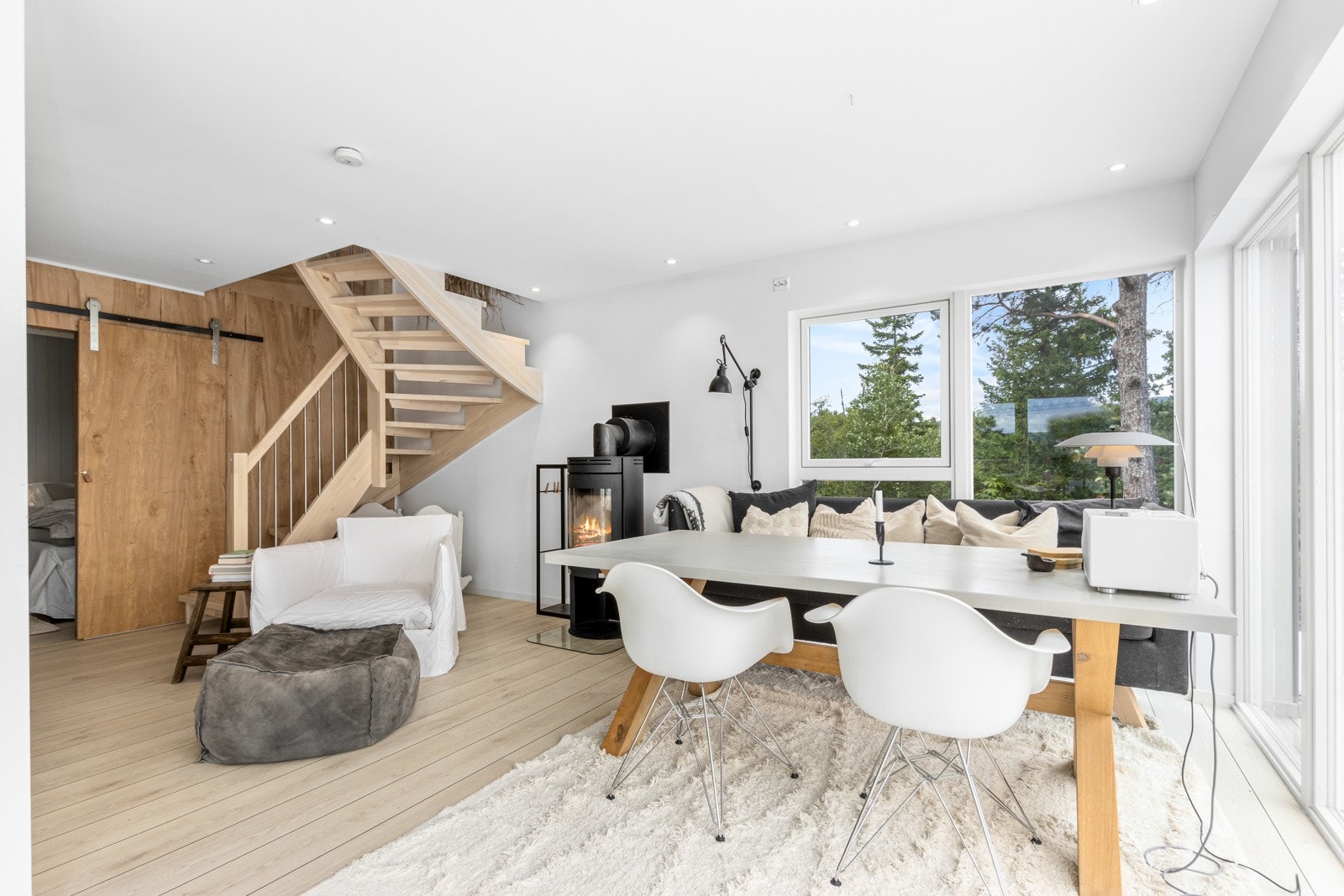 Hytta er fra 2018 og har gjennomgående moderne stil og gode materialvalg. Galleribilde