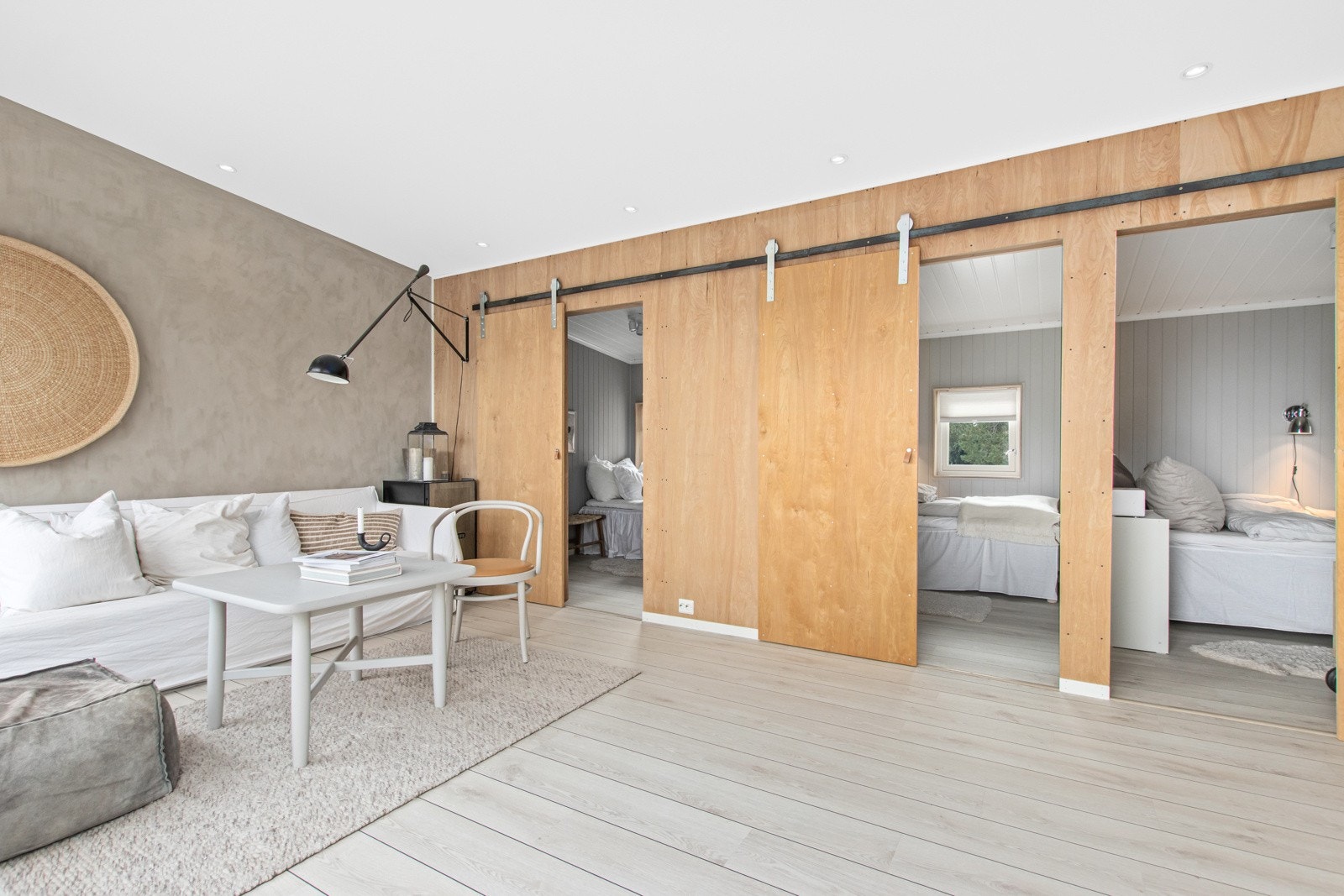 Plassbesparende skyvedører inn til soverom fra loftstue. Galleribilde