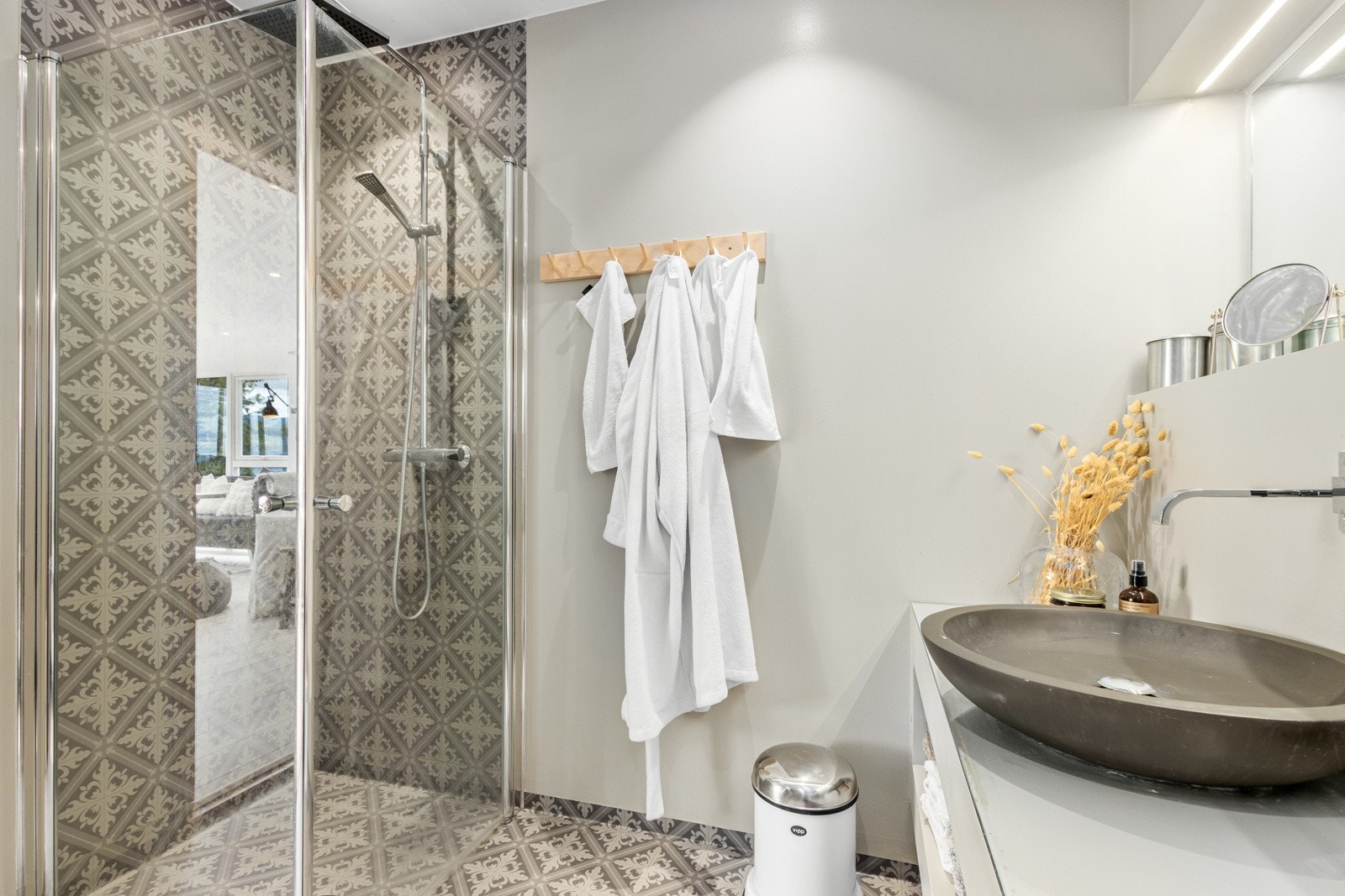 Koselig bad med belegg på gulv og vegg. Galleribilde