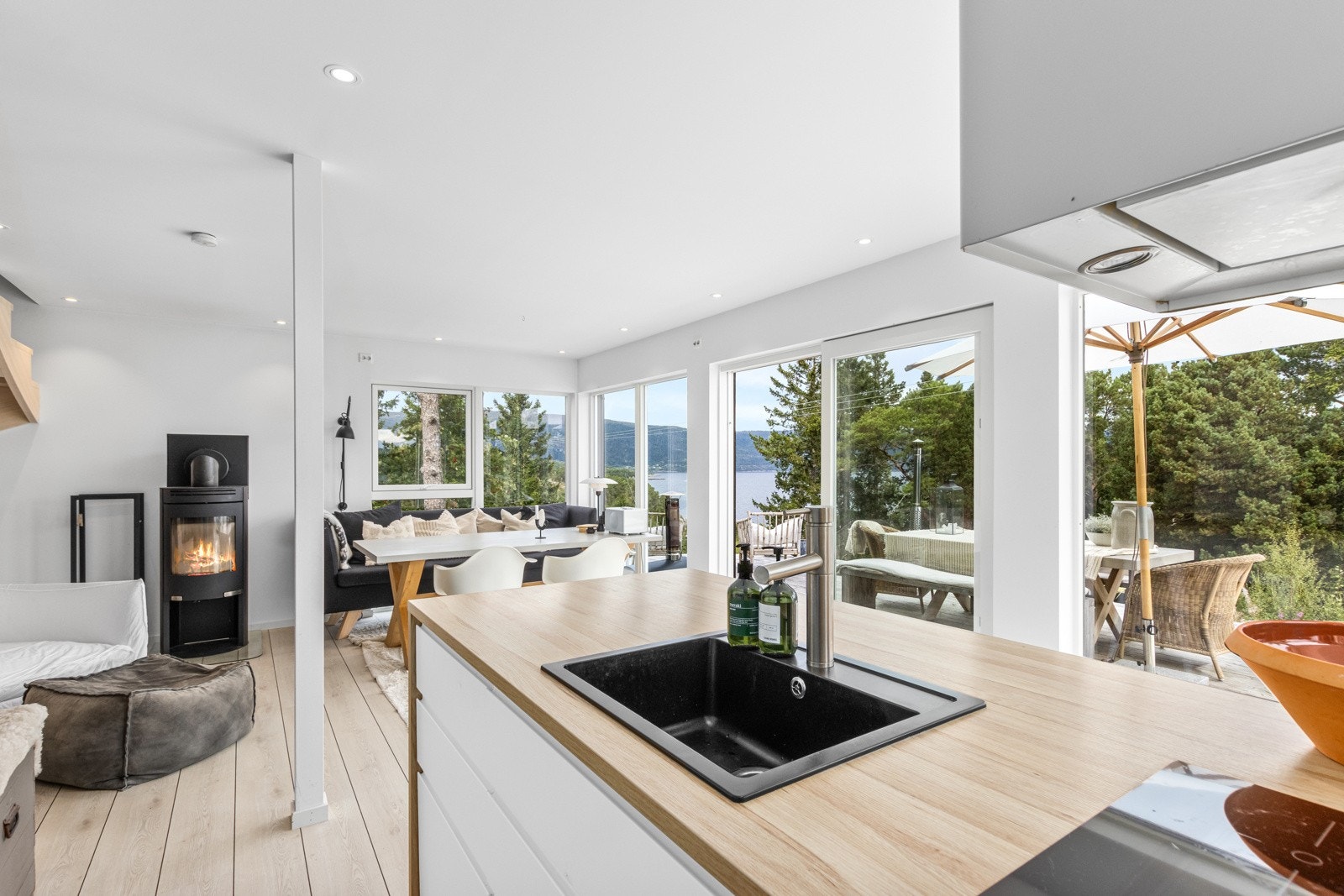 Åpen stue-kjøkkenløsning som gjør hytta lys og innbydende Galleribilde