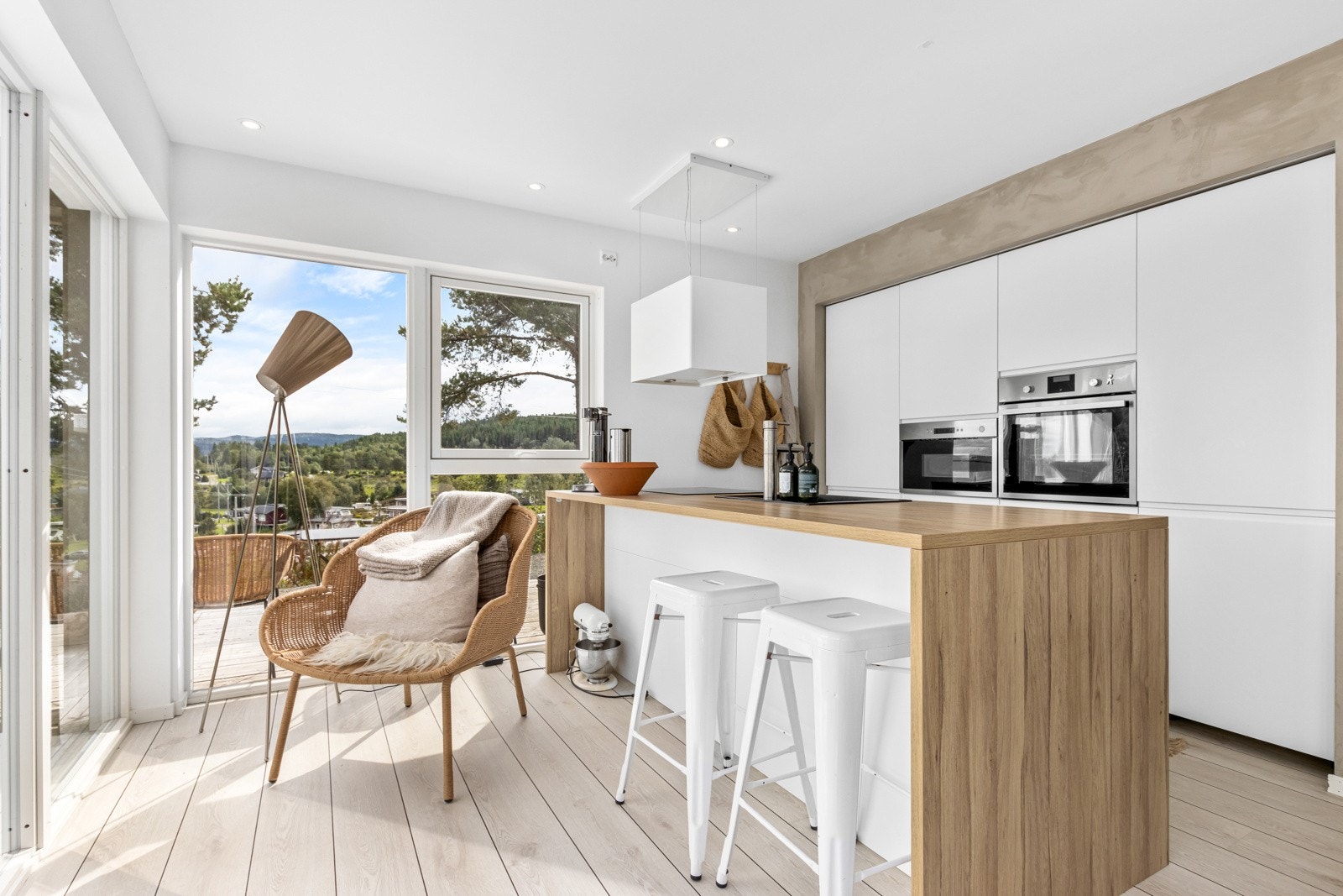 Innbydende kjøkken med smart kjøkkenøy. Integrerte hvitevarer. Galleribilde