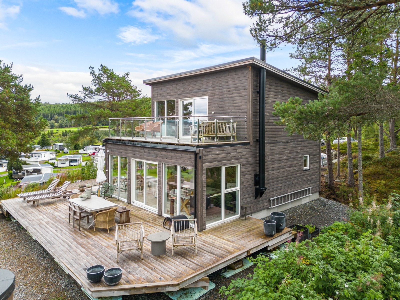 Frittliggende og moderne funkishytte Galleribilde