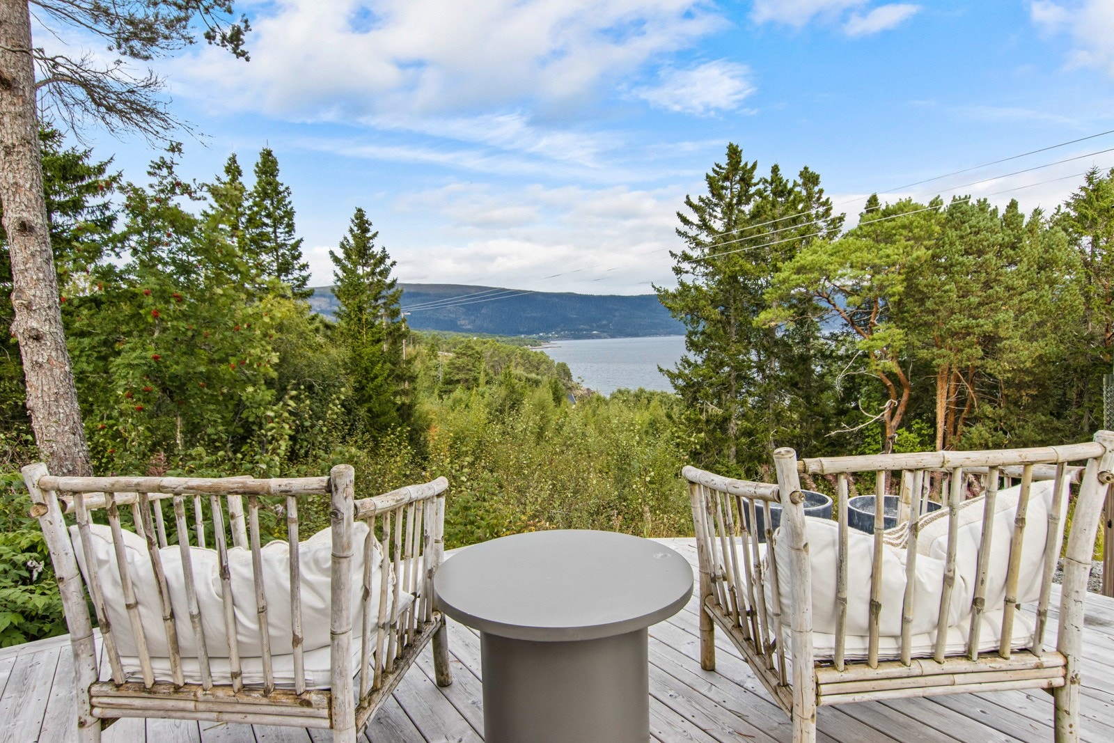 Stor terrasse i 1.etg. med god plass til flere soner for utehygge Galleribilde