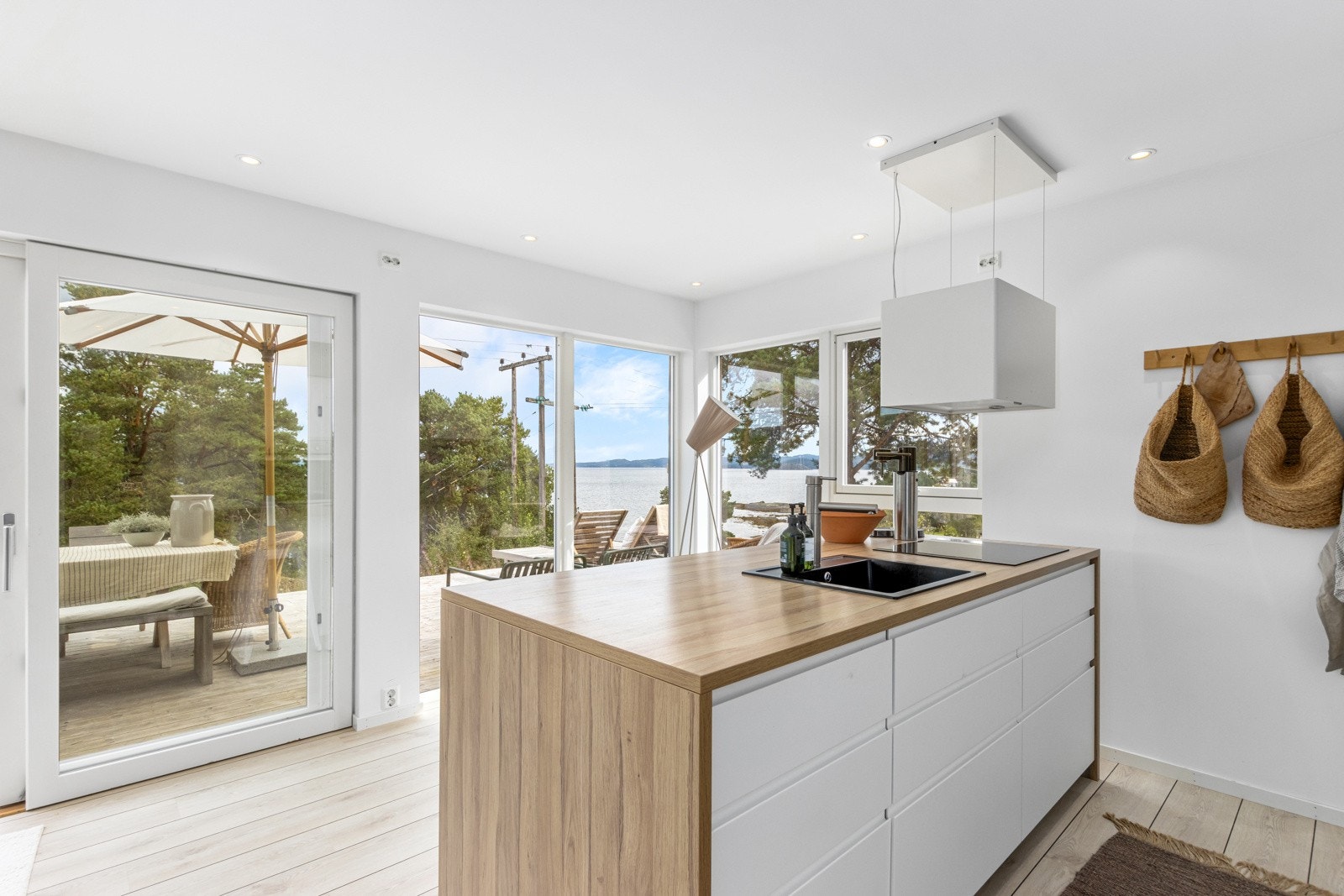 De store vinduene slipper inn godt med dagslys Galleribilde