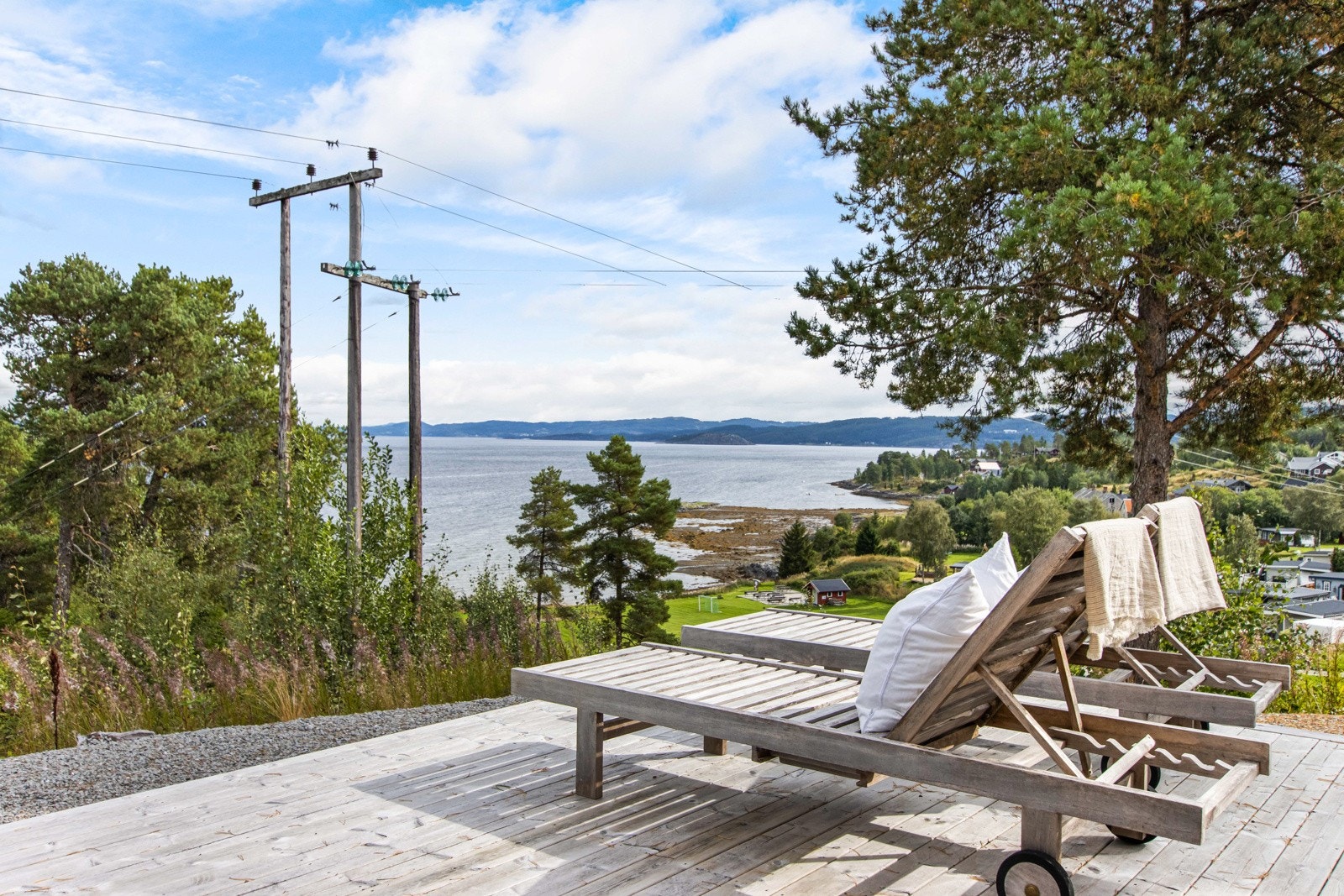 Ved eiendommen finner du sjø i umiddelbar nærhet, og nærmeste småbathåvn er Venneshamn, kun få km unna. Galleribilde