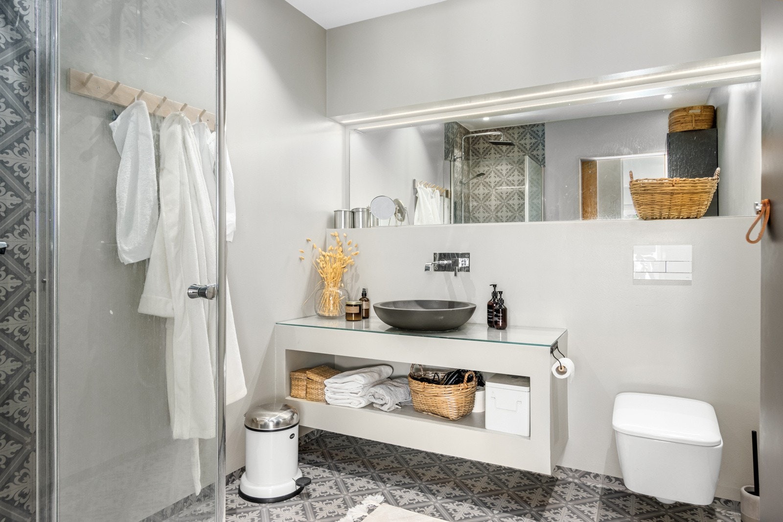 Lekkert bad med gulvvarme og downlights Galleribilde