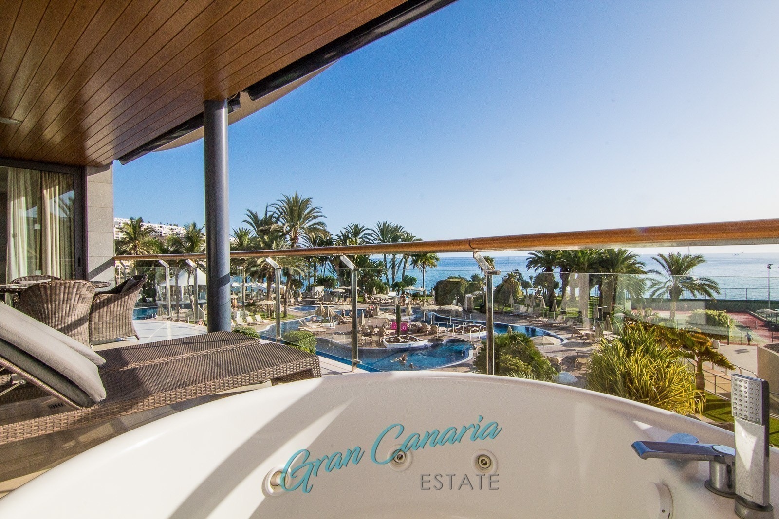 Jacuzzi med massasjestråler og/eller bobler på terrassen Galleribilde