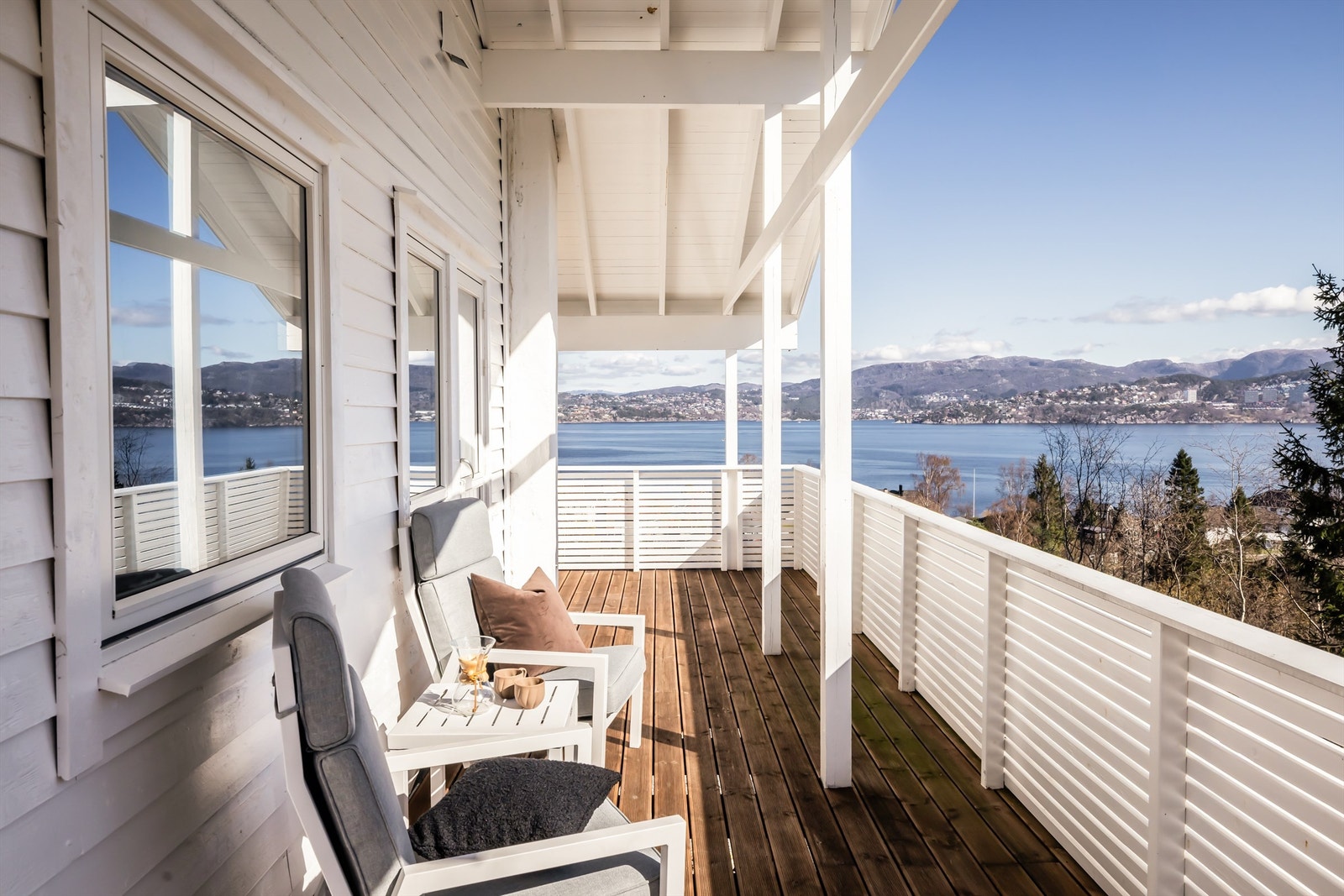 Like utenfor stuen er det delvis takoverbygget slik at man kan sitte lunt til og nyte dagen ved solveggen. Galleribilde