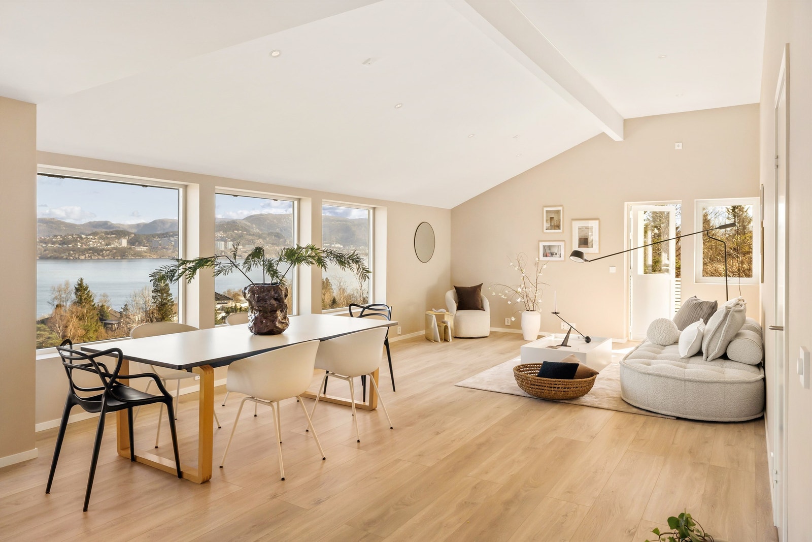 Denne lekre boligen går over to plan og har en hensiktsmessig fordeling av arealet. I stuen er det utstrakt bruk vinduer og gjennomgående planløsning som sikrer upåklagelige lysforhold. Galleribilde