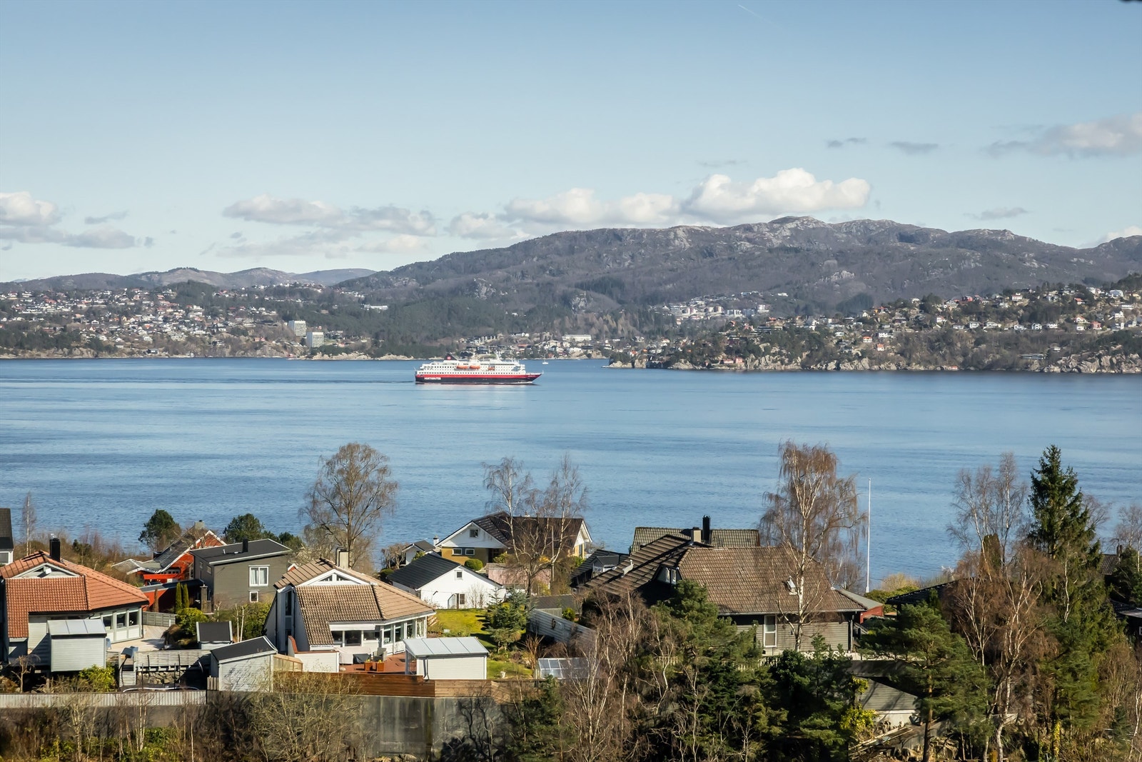 Fra boligen er det utsikt mot Byfjorden der man ser alt fra småbåter til store cruise skip. Galleribilde