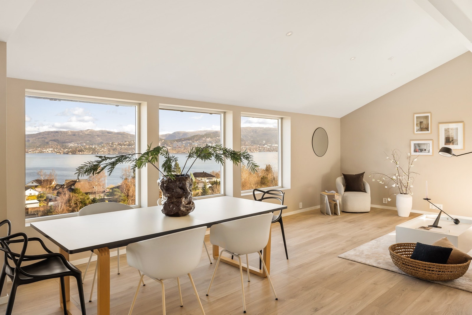 I stuen er det plass til et generøst spisebord og fra de mange vinduene nyter man fantastisk sjøutsikt over Byfjofjorden, mot Bergen og nærområdet forøvrig. Galleribilde