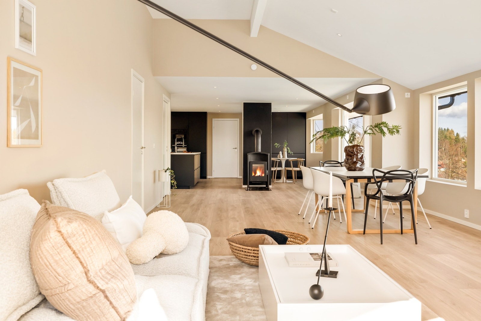 Den åpne løsningen mot kjøkkenet gir husets kokk gode muligheter for å sosialisere seg med heldige middagsgjester. Galleribilde