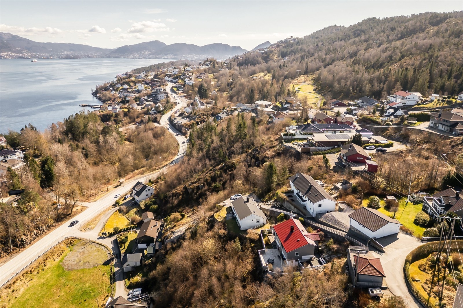 Boligen er i et etablert boligfelt med kort vei til barneskole, ungdomsskole, barnehager og ikke minst vakre tur- og rekreasjonssteder. Nærmeste matbutikk er Bunnpris i Florvåg. Drar man litt videre har Kleppestø de fleste servicetilbud man måtte behøve. Galleribilde