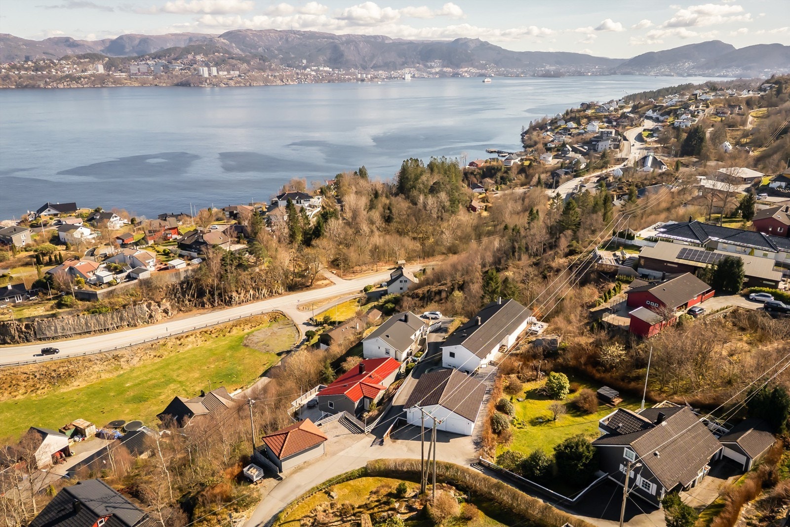 Skorvavegen befinner seg på et høydedrag. Dette gir ypperlige utsiktsforhold. Spaserer man ut gatedøren er det kort vei til fine naturopplevelser og turområder. Storevarden og Kjærlighetsstien er blant flere turer som anbefales. Galleribilde