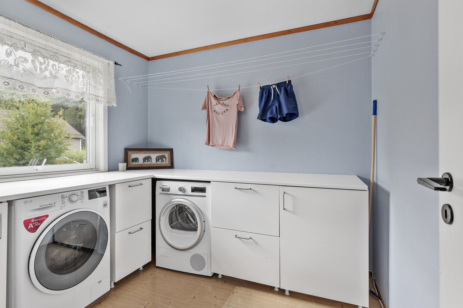 Du finner også boligens vaskerom, som har både plass og opplegg for vaskemaskin og tørketrommel. Her kan du gjøre klesvasken i skjermet sone. Galleribilde