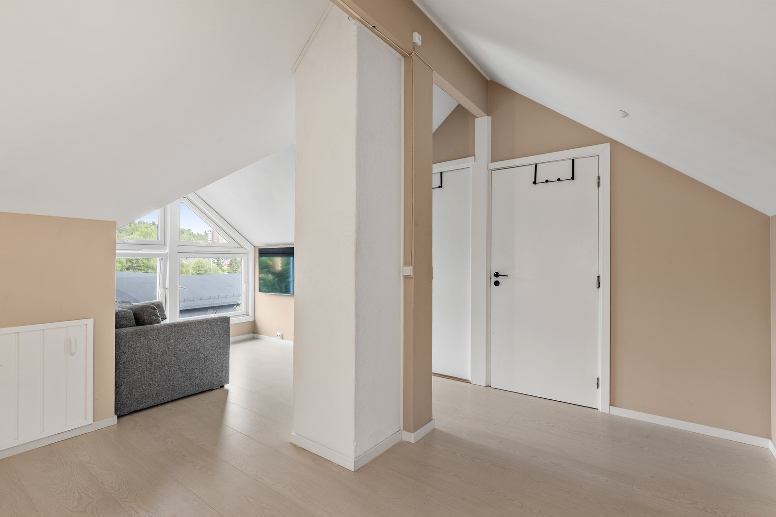 Loftet er av god størrelse og er perfekt som egen avdeling for barn/ungdom. Galleribilde