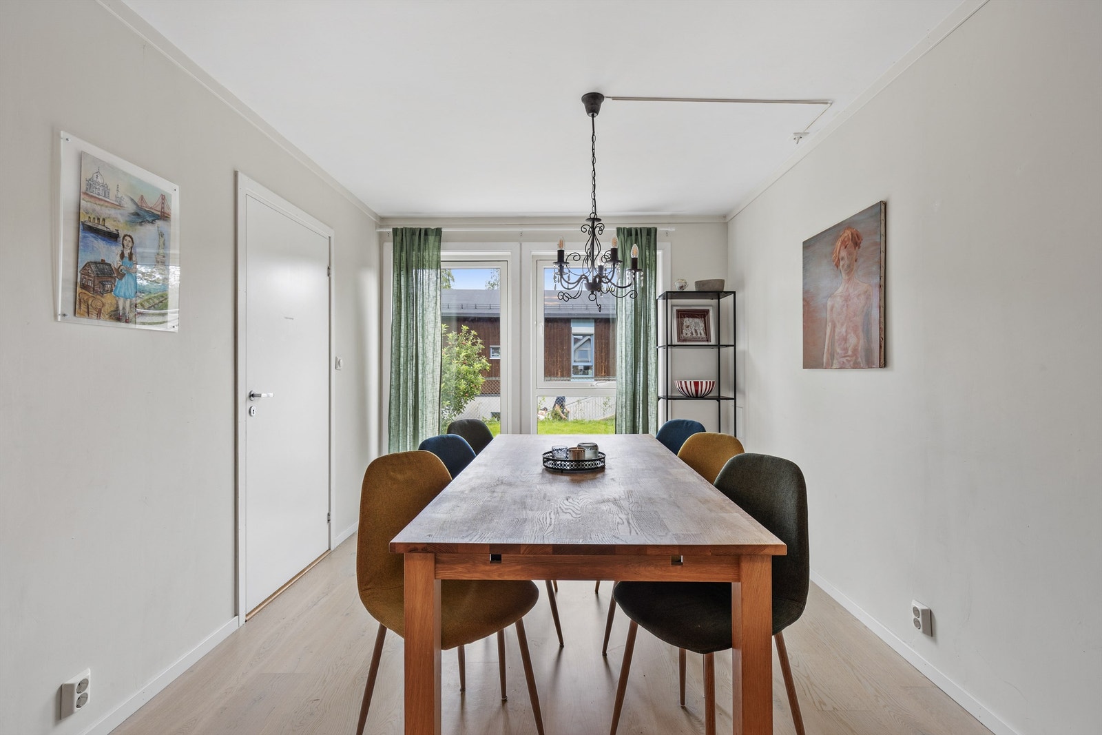 Spisestuen er en perfekt plass å invitere venner og familie på middagsbesøk. Her er det også utgang til en av boligens to uteplasser med hage. Galleribilde