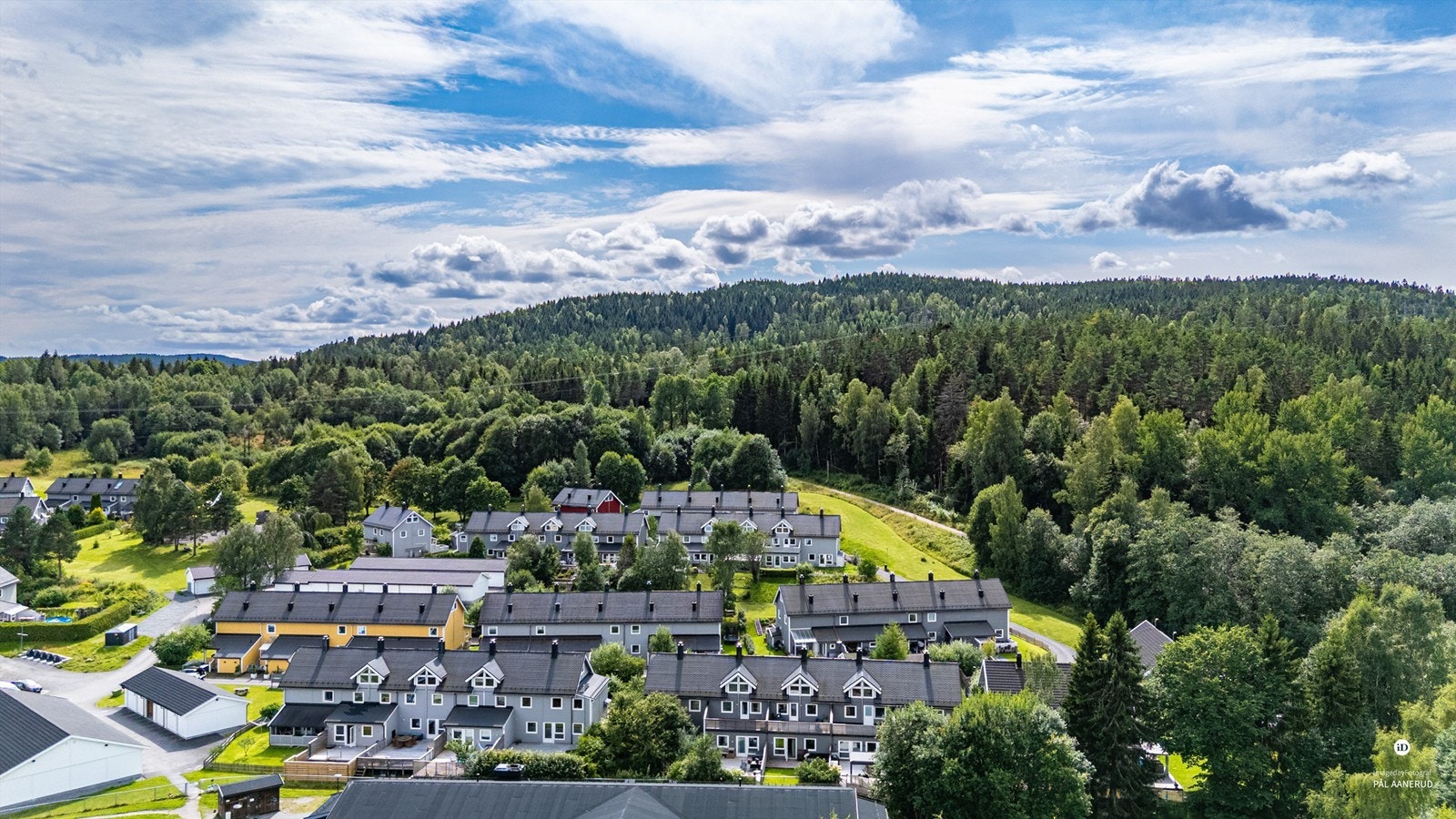 Med marka som nærmeste nabo har du fine turmuligheter på sommerhalvåret, og oppkjørte lysløyper på vinterstid. Galleribilde