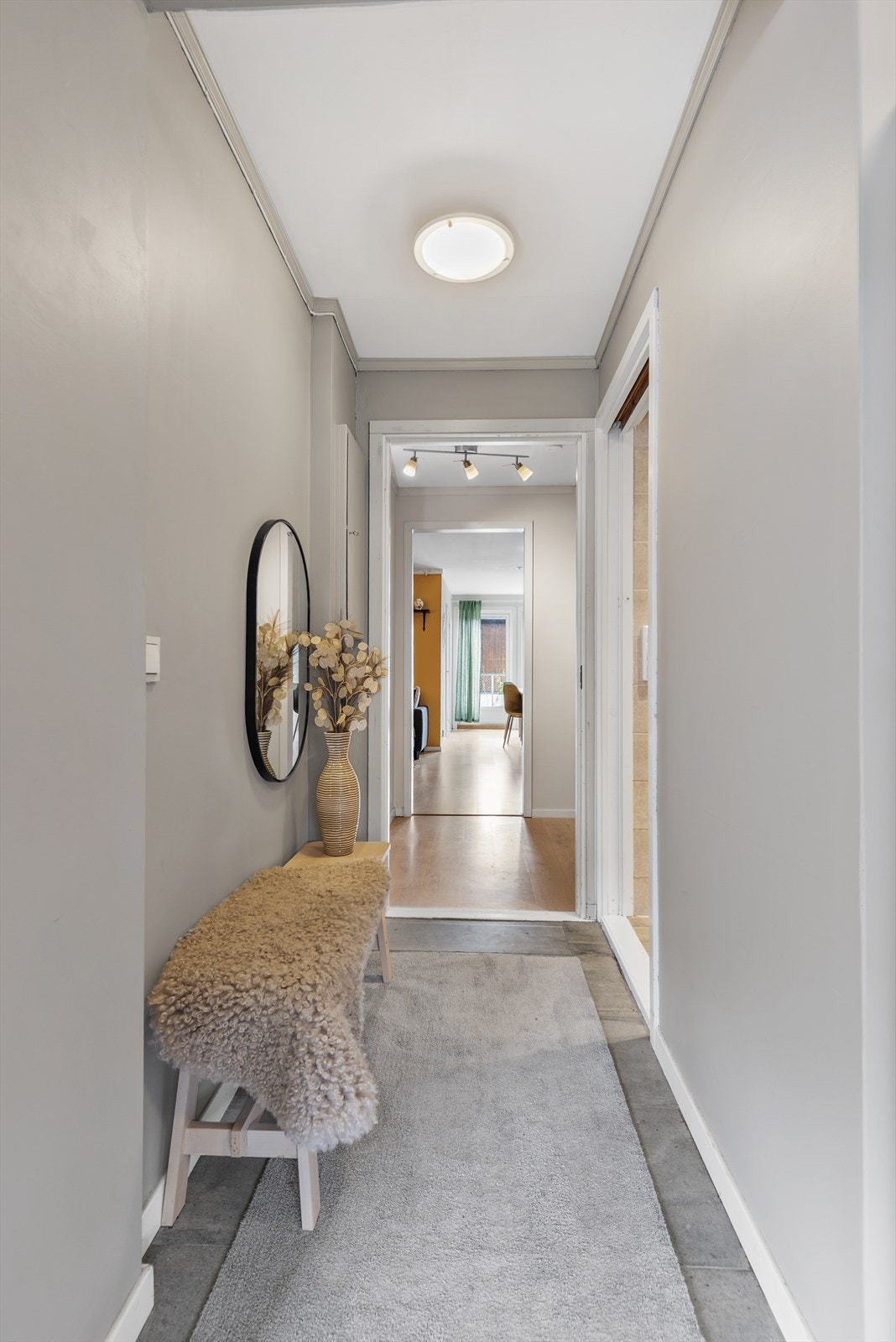 Velkommen inn! Entréen er innbydende og har adkomst til de øvrige rommene i etasjen. Det er varmekabler i gulvet. Galleribilde