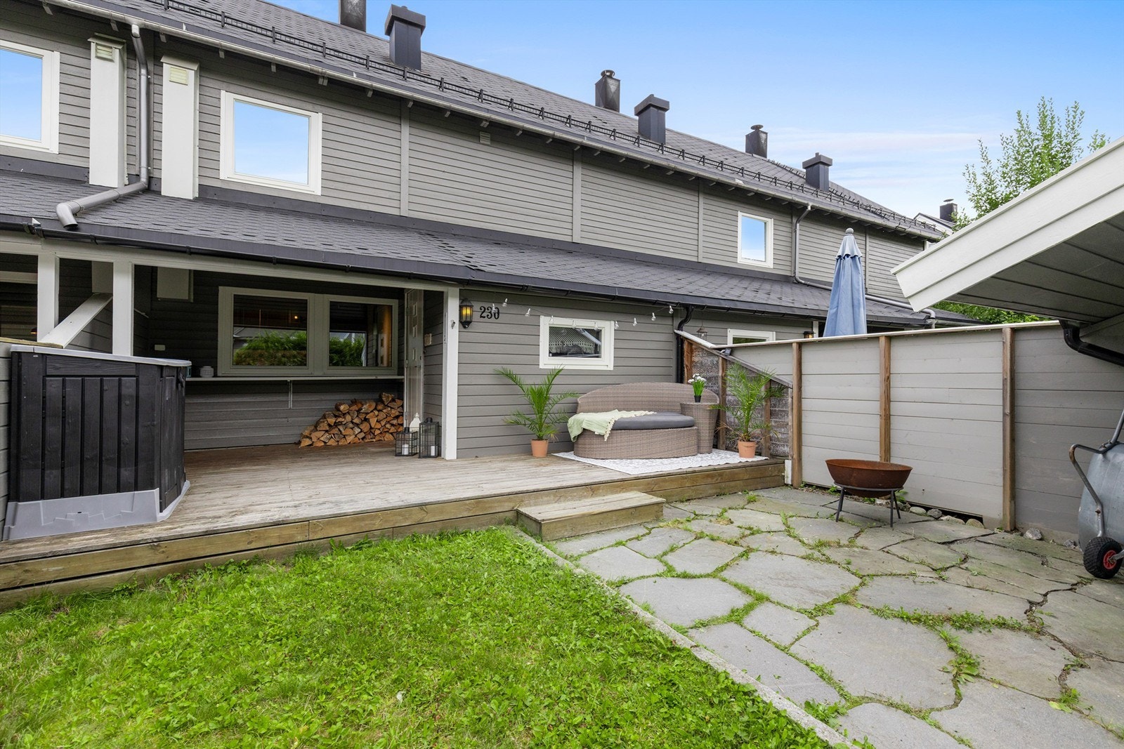 Her er det romslig uteplass hvor man kan nyte årets varmere dager. Galleribilde