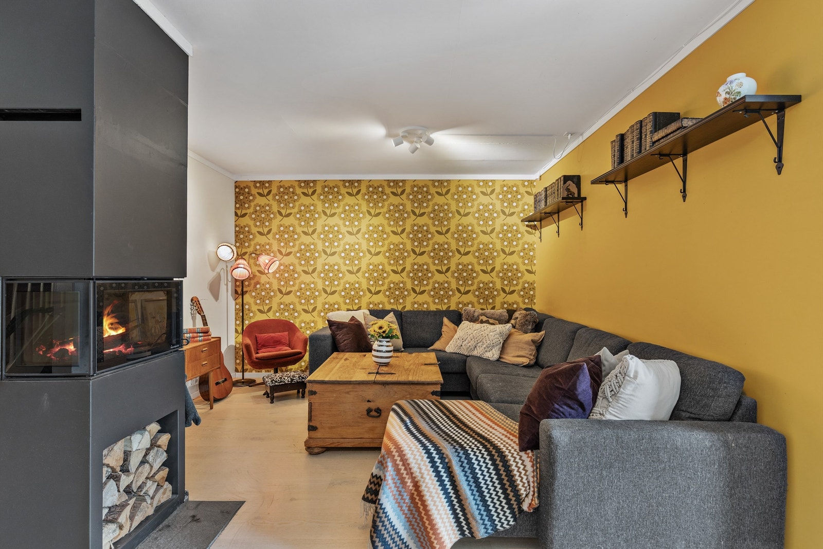 Stuen er av god størrelse med plass til sofa, salongbord og TV-seksjon om ønskelig. Peisen luner på årets varmere dager. Galleribilde