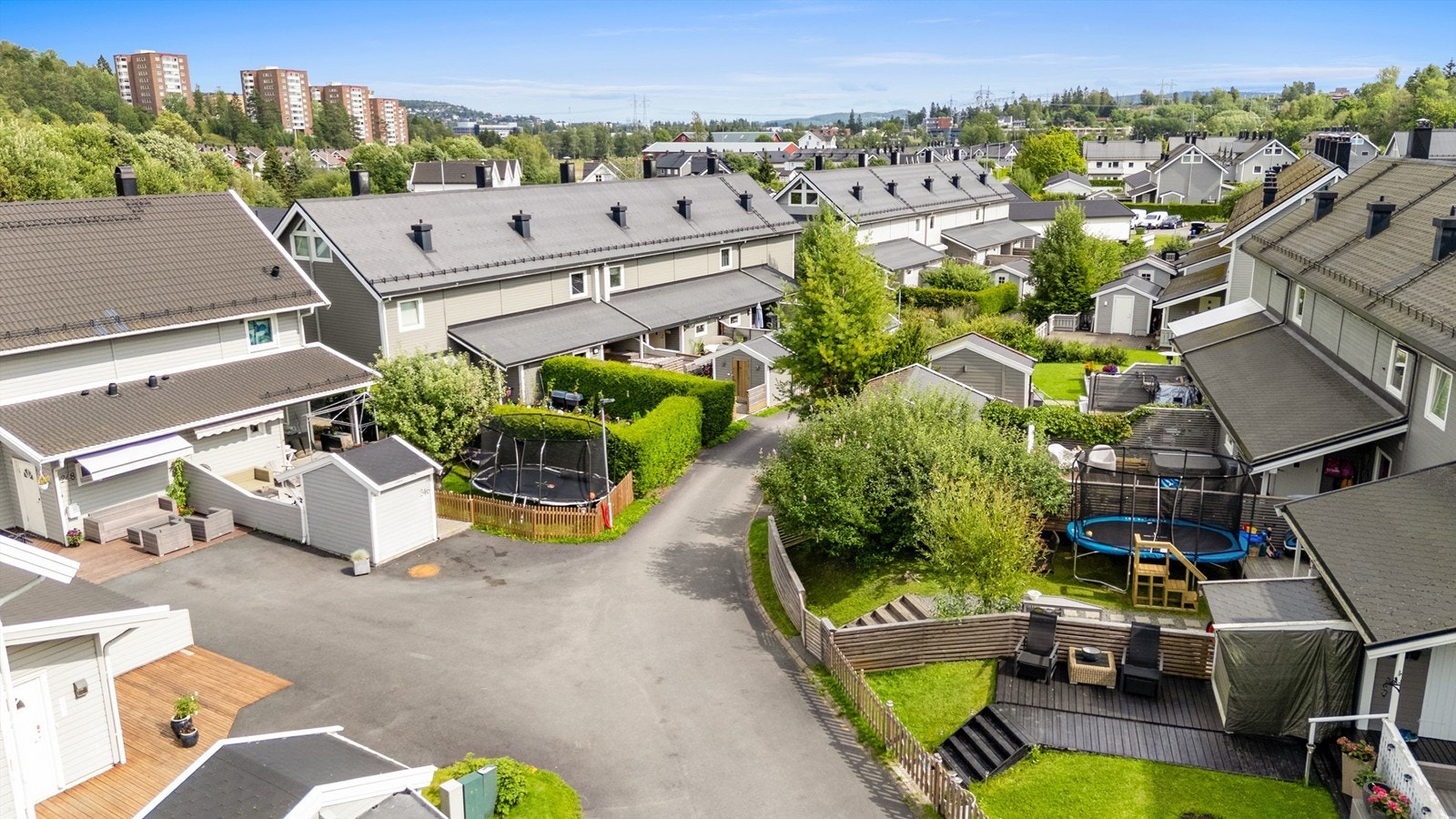 Her bor du i umiddelbar nærhet til barn som leker i gatene og vennlige naboer i et veletablert borettslag. Galleribilde