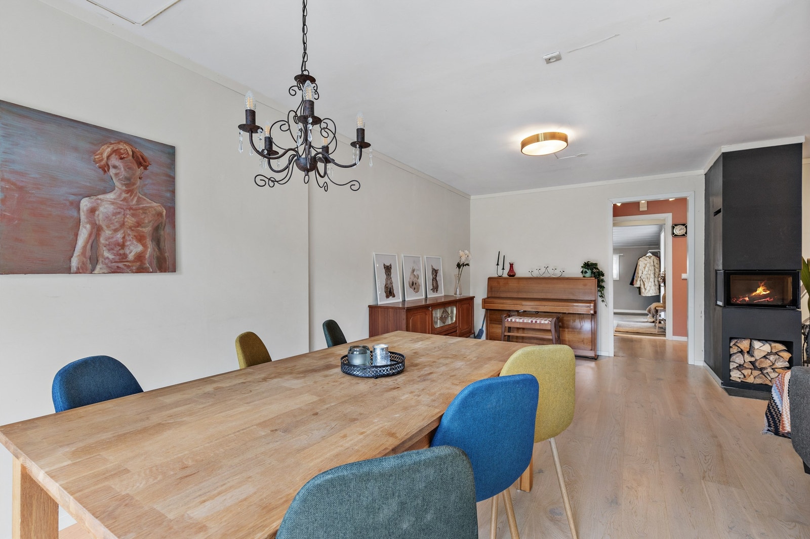 I stuen og på soverommet i 1. etasje er det varmfolie i gulvene. Galleribilde