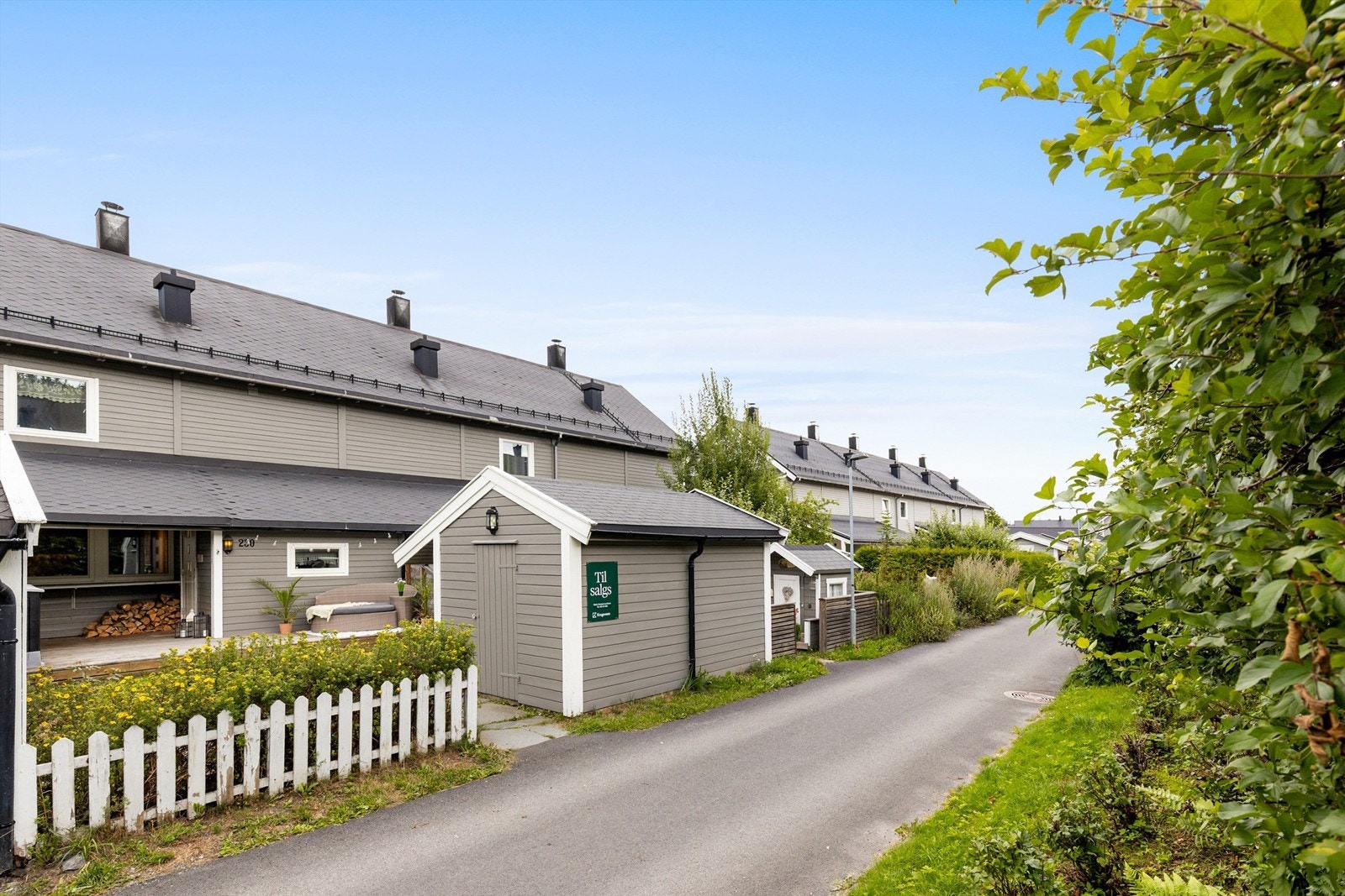 Et stort rekkehus i barnevennlige omgivelser, i umiddelbar nærhet til barnehage med fortrinnsrett for beboere i Munkebekken. Galleribilde