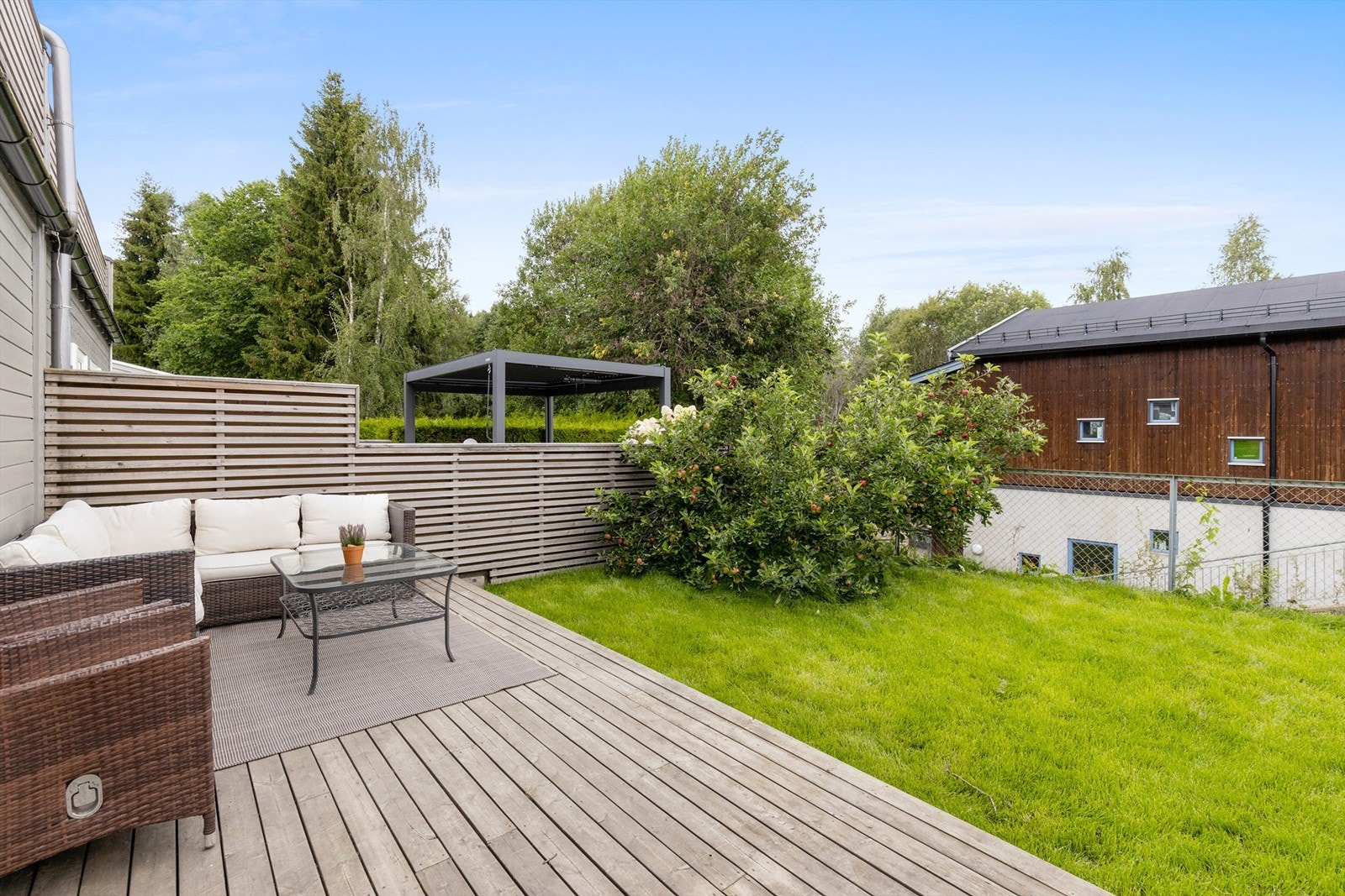 Terrassen er av god størrelse med plass til å møblere med ønsket utemøblement. Galleribilde