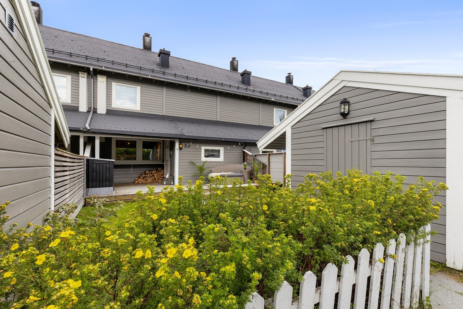 Et romslig rekkehus over tre plan, med to solrike uteplasser og barnevennlig beliggenhet! Galleribilde