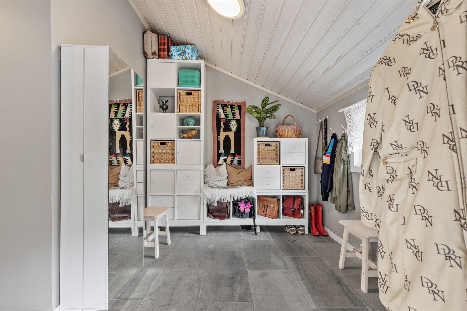 I gangen er det godt med plass til oppbevaring av yttertøy, sko og annet utstyr. Galleribilde