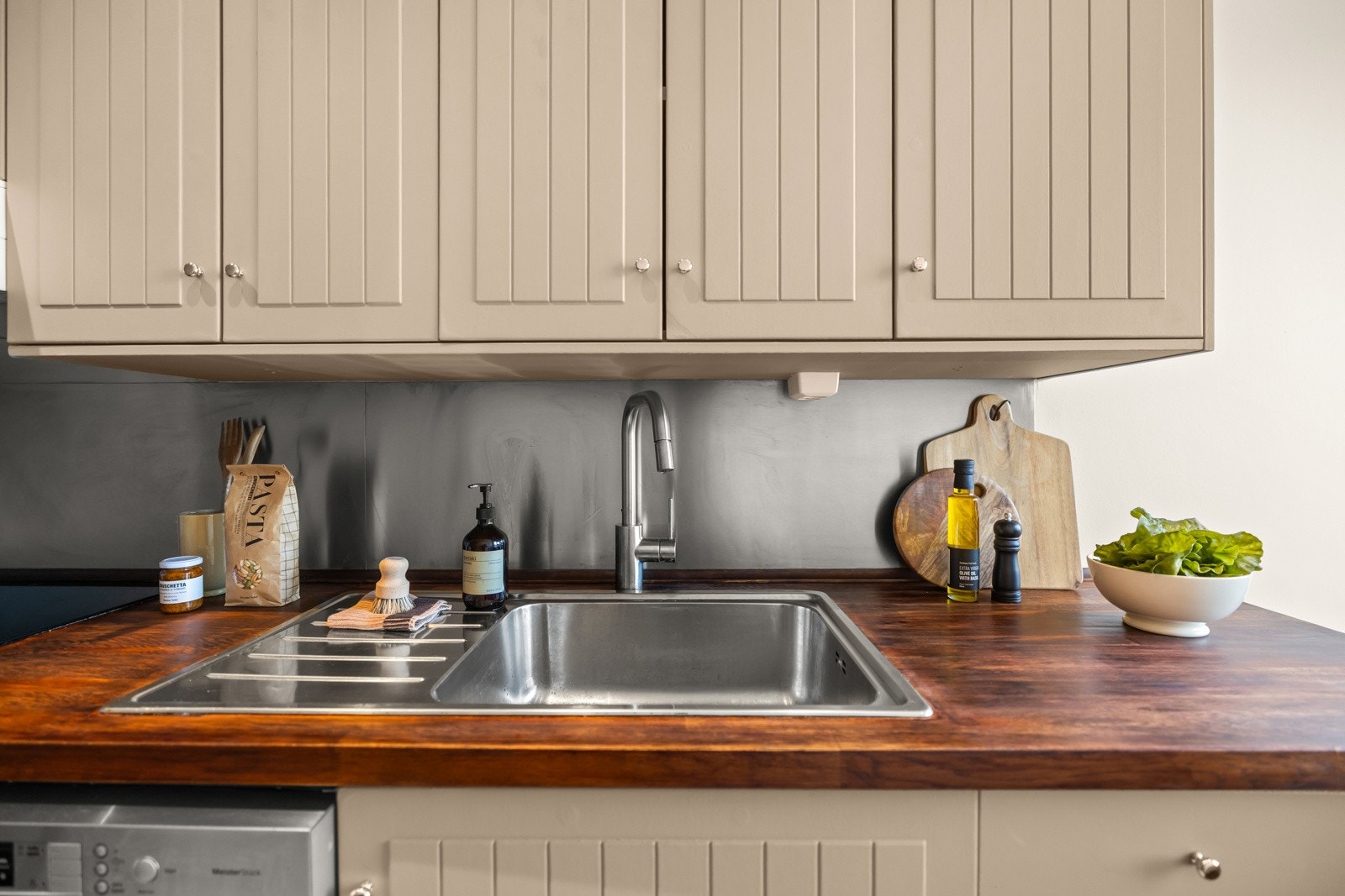 Integrerte hvitevarer består av komfyr og induksjonstopp. Galleribilde