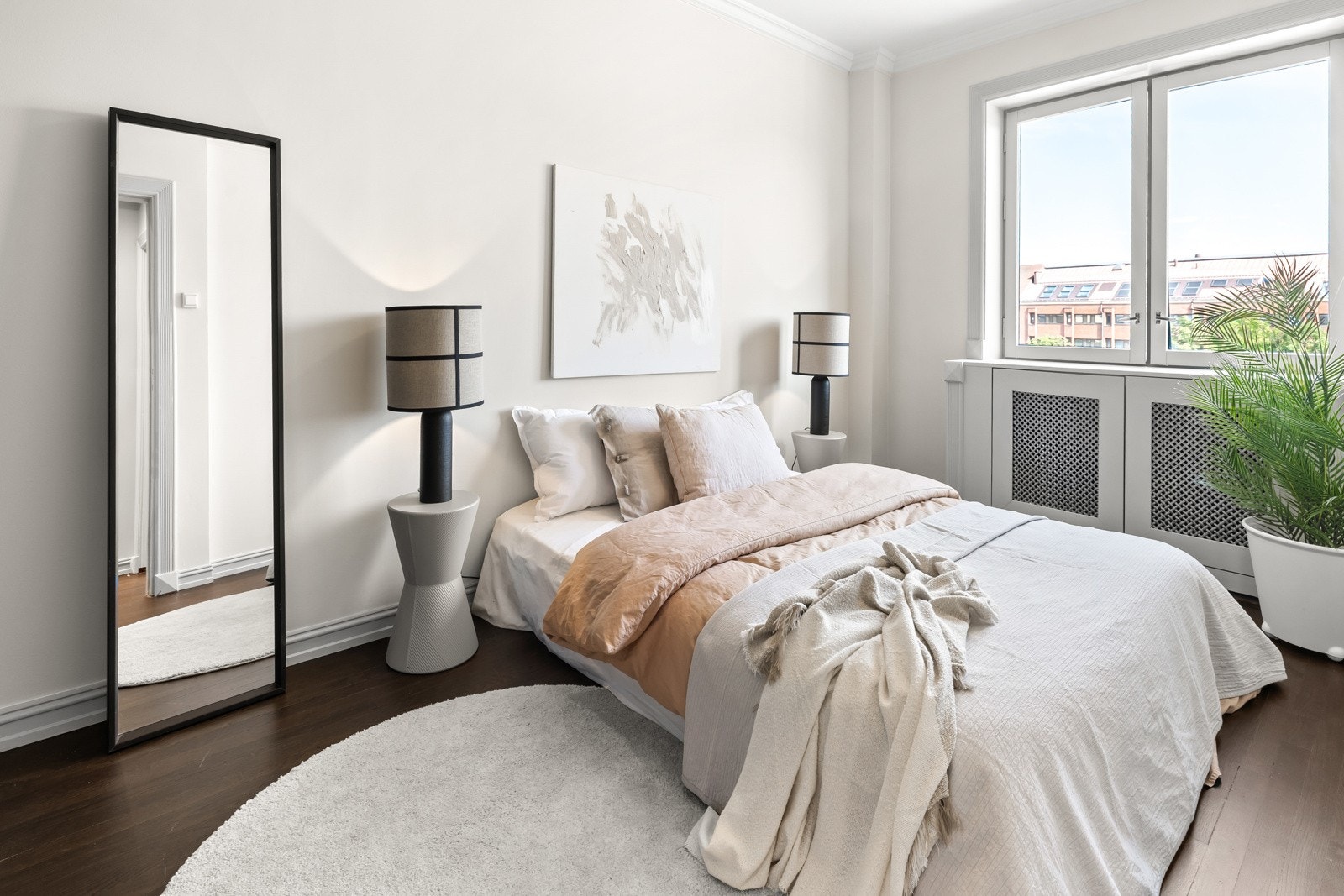 Soverommet er av generøs størrelse med god plass til en stor dobbeltseng med tilhørende nattbord på hver side. Galleribilde